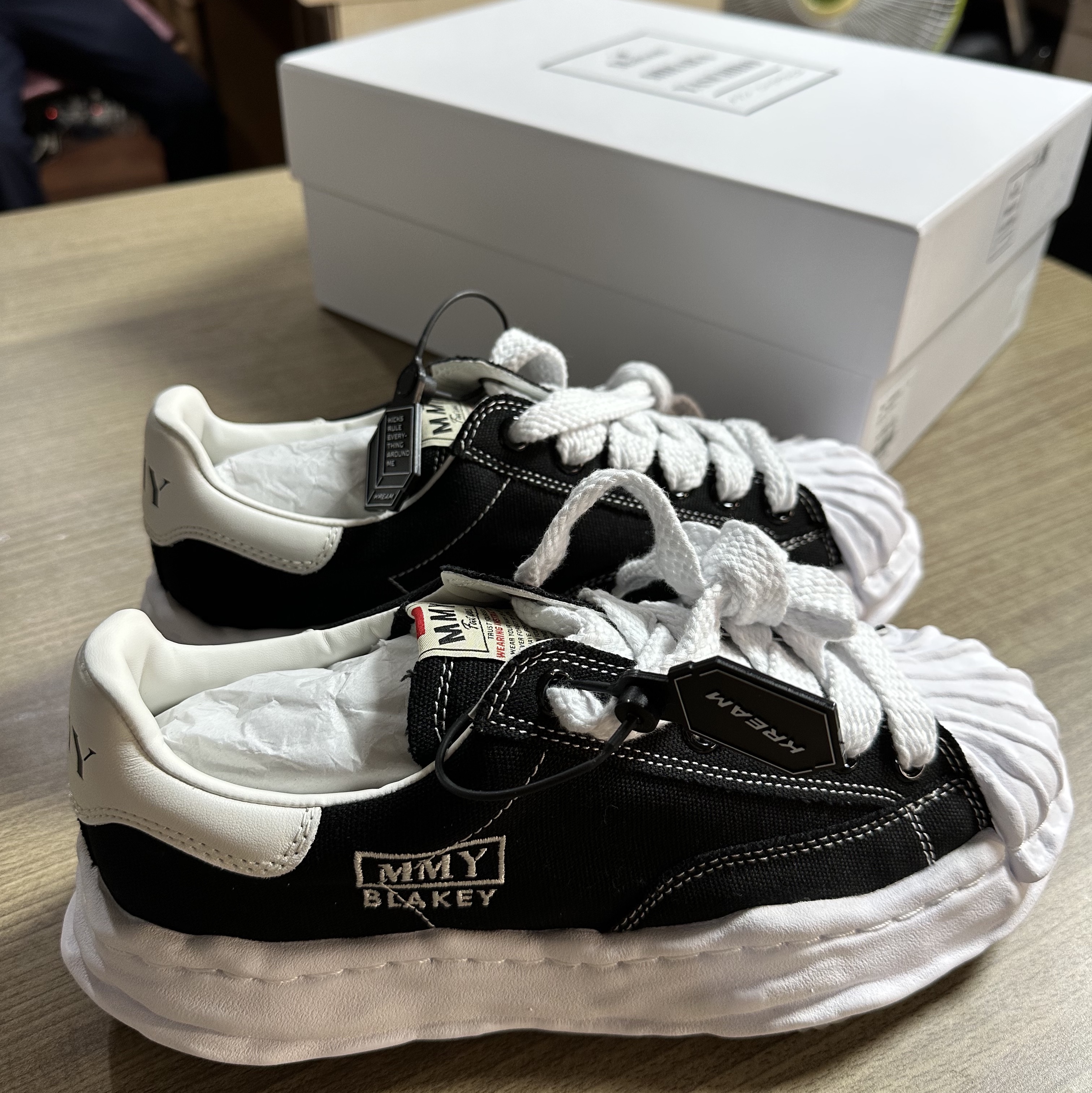 Maison Mihara Yasuhiro Blakey OG Sole Canvas Low-top Sneakers Black White 착용 스타일 - 3
