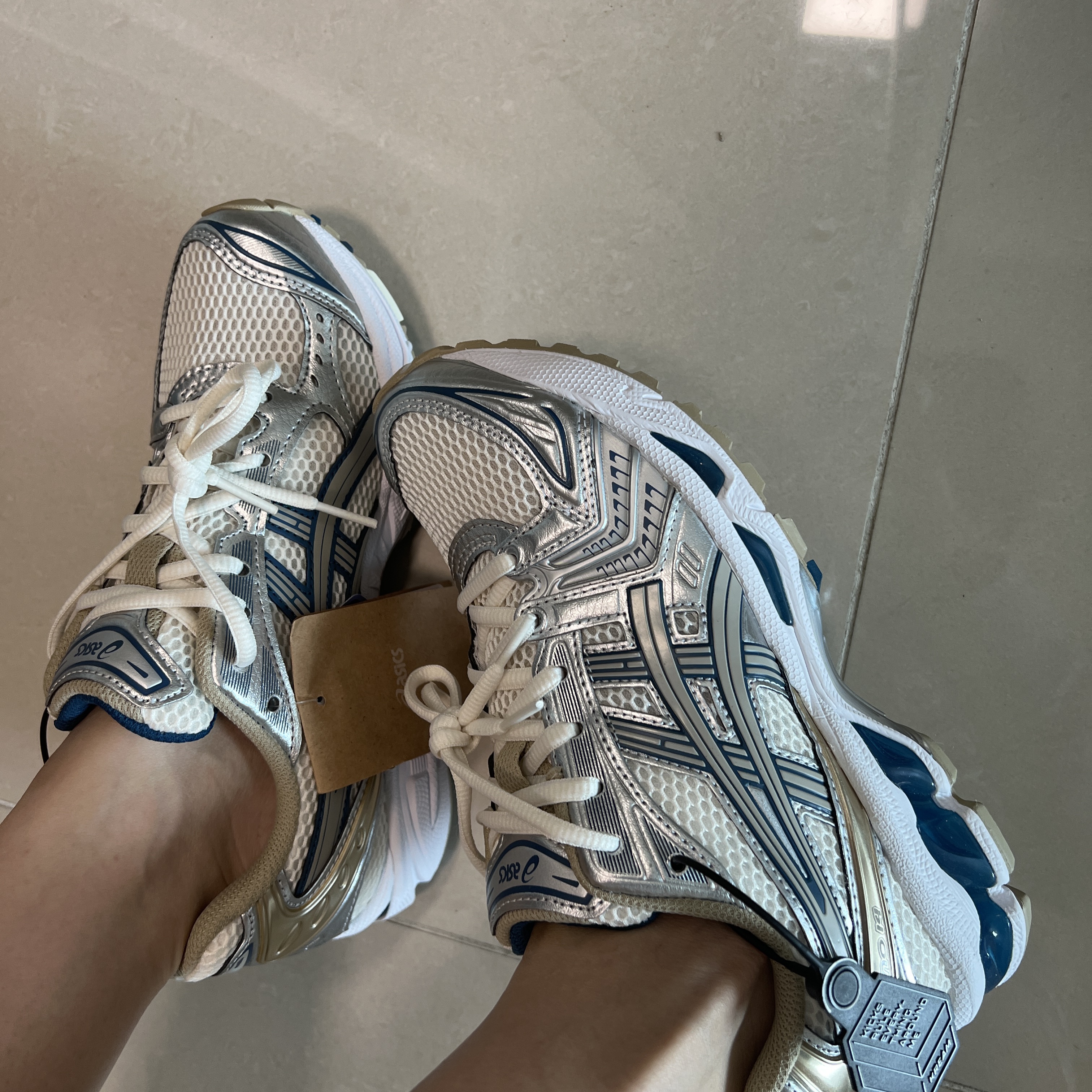 Asics Gel-Kayano 14 Cream Pure Silver 착용 스타일 - 2