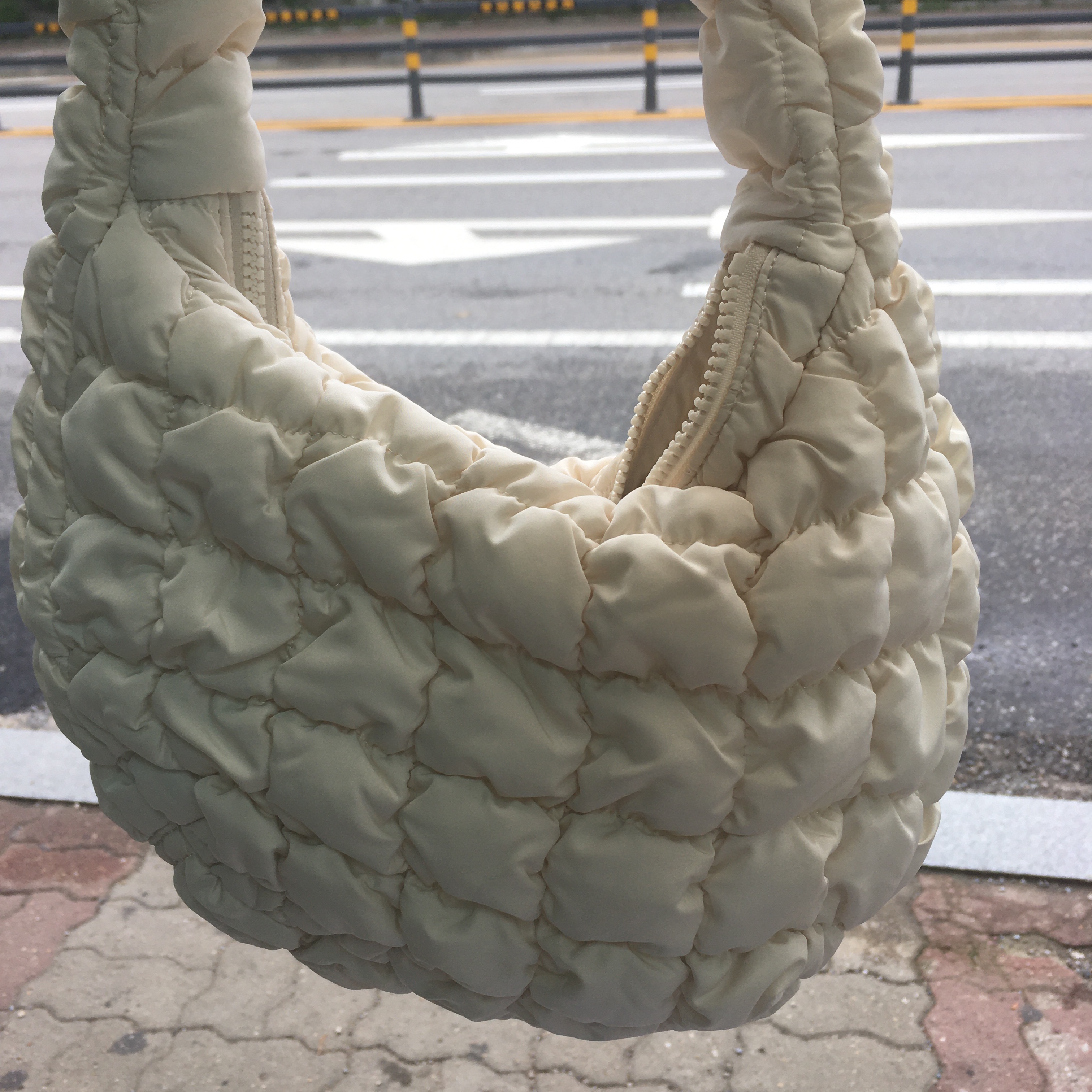 COS Quilted Mini Bag Cream 착용 스타일