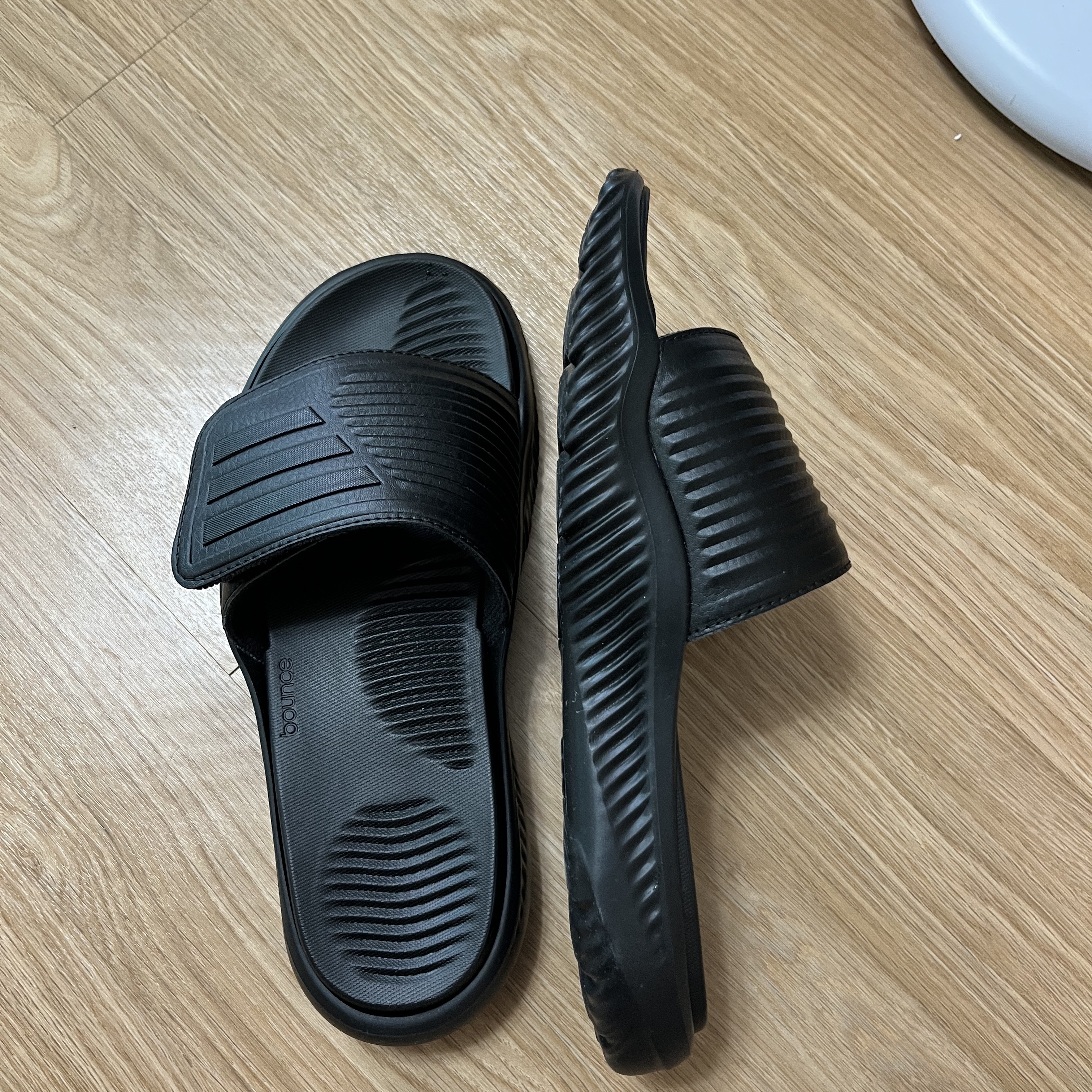 Adidas Alphabounce Slide Core Black 착용 스타일