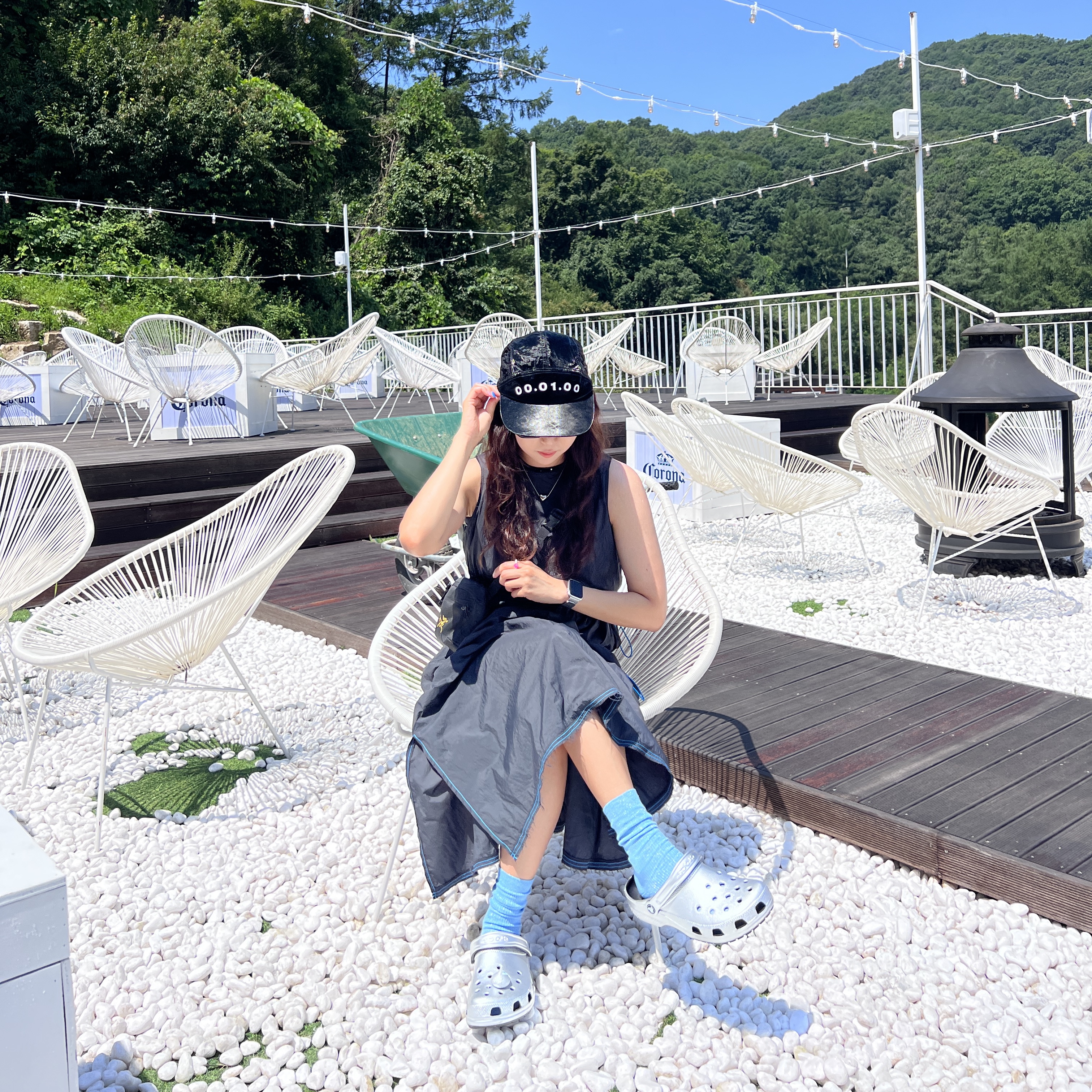 Crocs Classic Metallic Clog Silver, Arc'teryx Mantis 1 Waistpack Black 착용 스타일