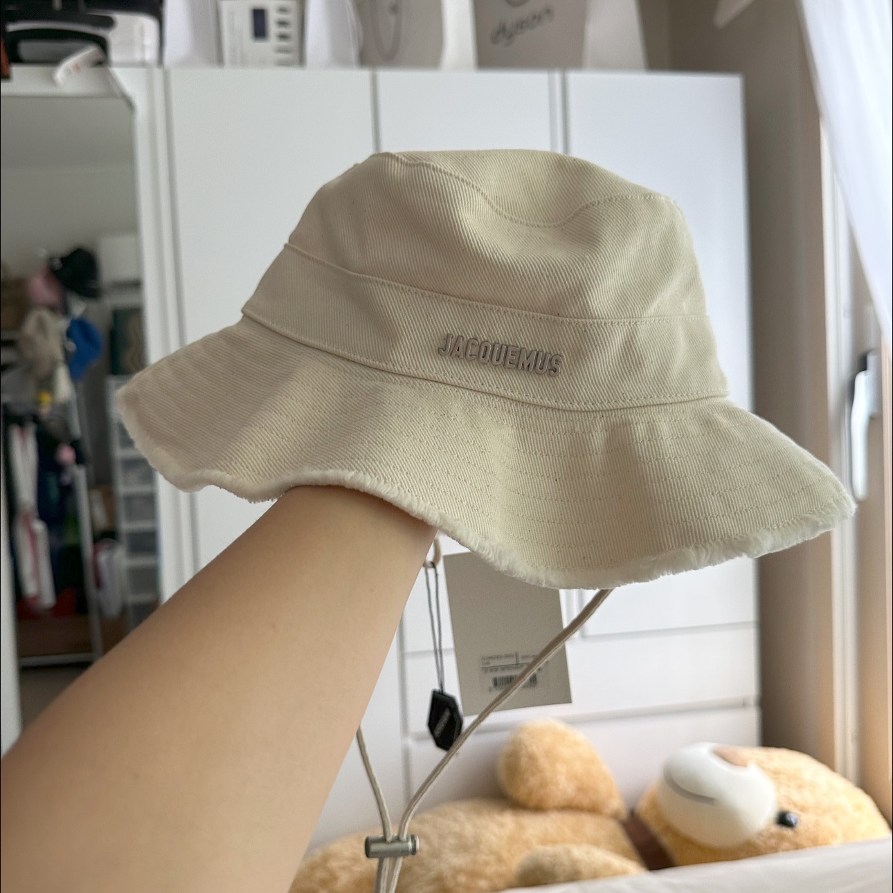 Jacquemus Le Bob Artichaut Bucket Hat Off White 착용 스타일 - 3