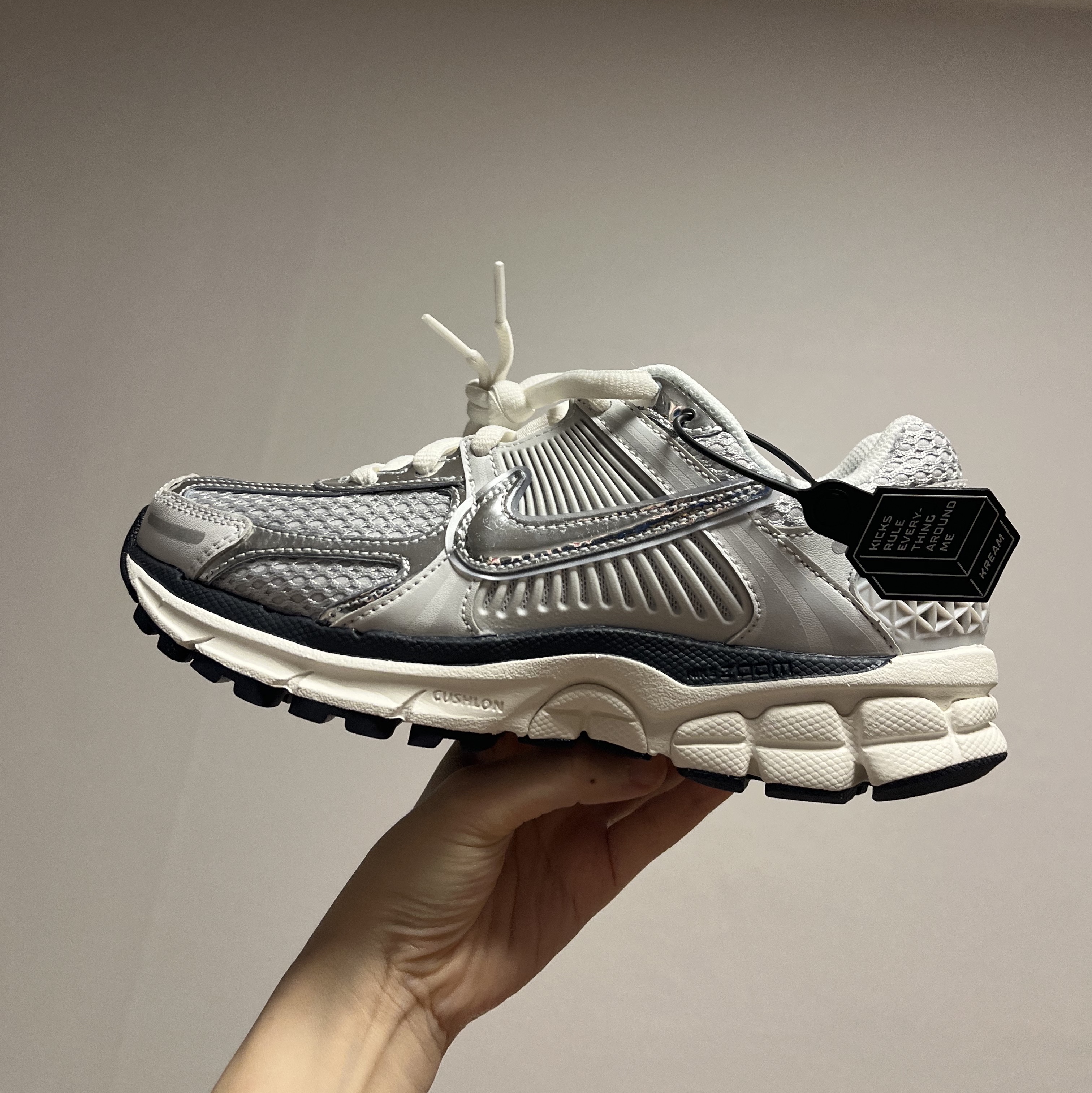 (W) Nike Zoom Vomero 5 Photon Dust and Metallic Silver 착용 스타일