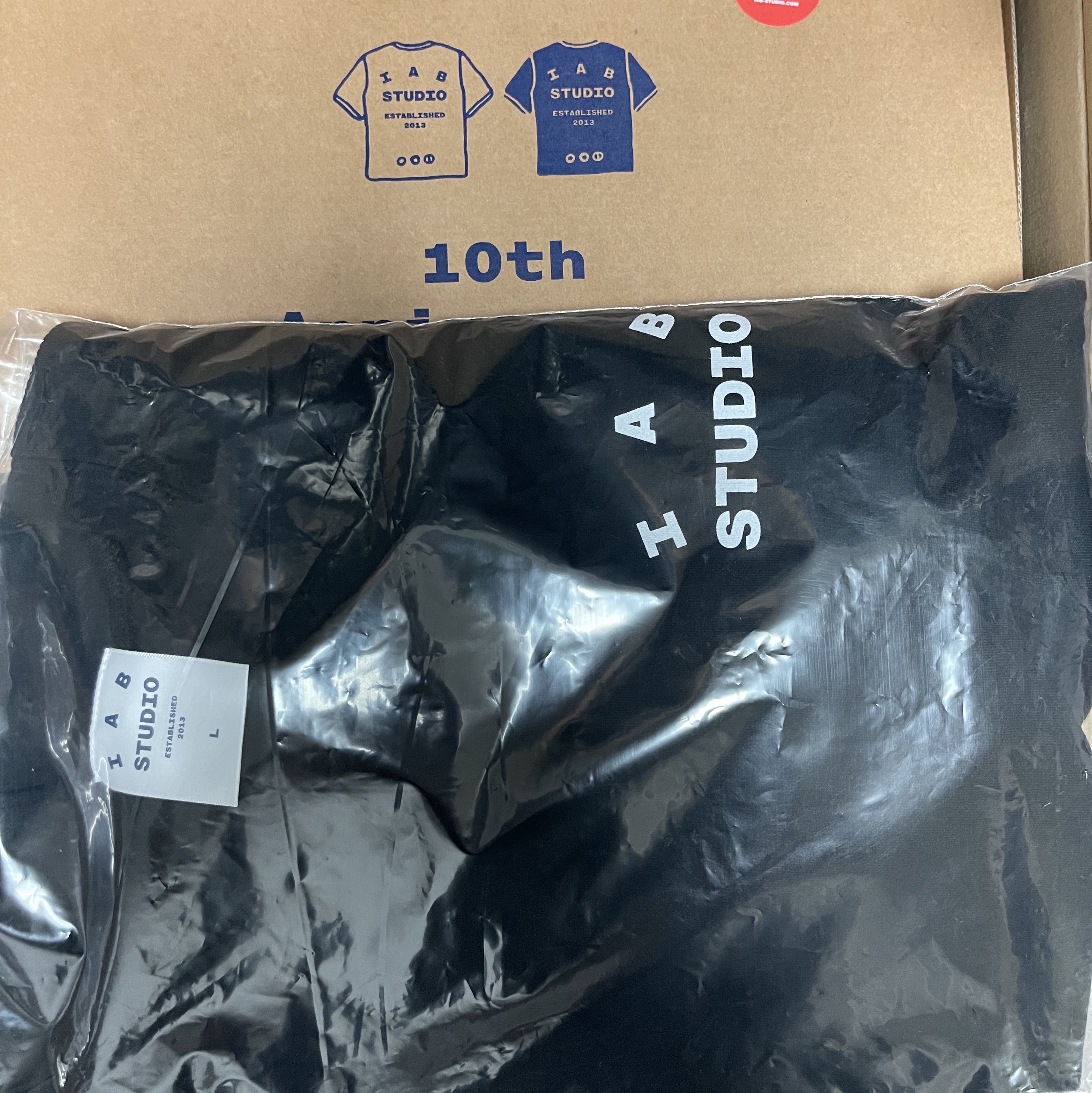 IAB Studio 10th Anniversary T-Shirt Black 착용 스타일