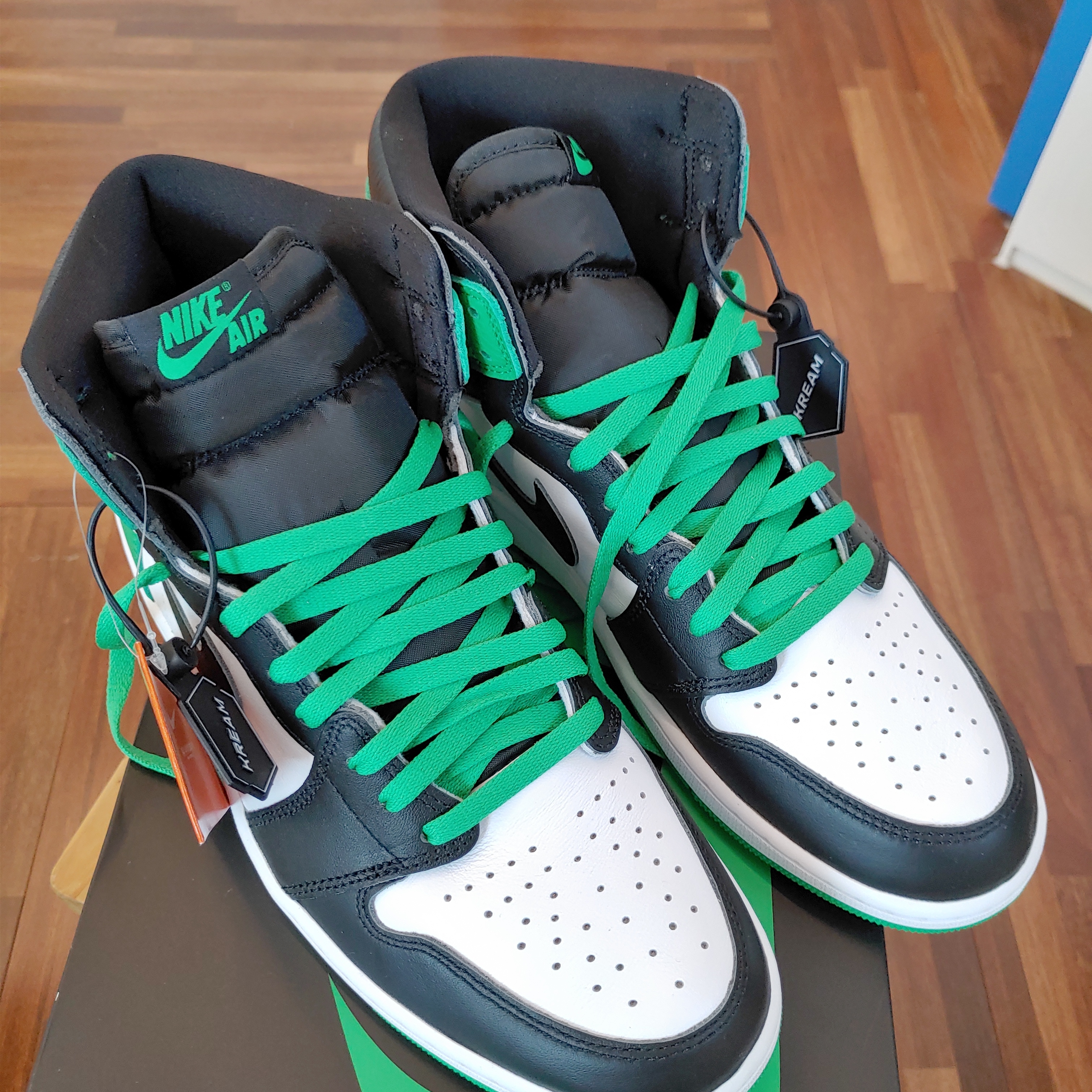 Jordan 1 Retro High OG Black and Lucky Green 착용 스타일 - 1