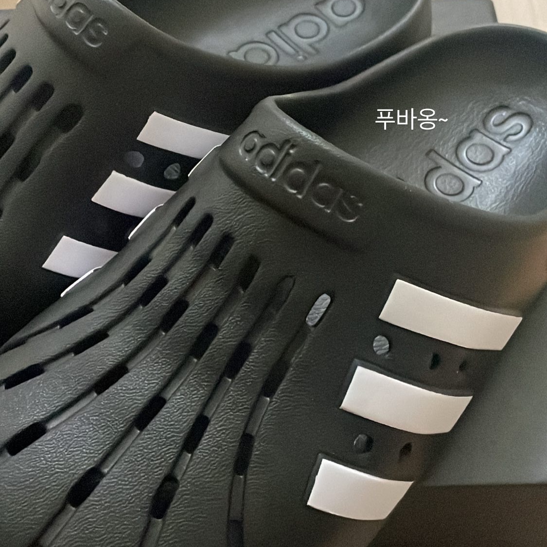 Adidas Adilette Clog Black White 착용 스타일 - 1