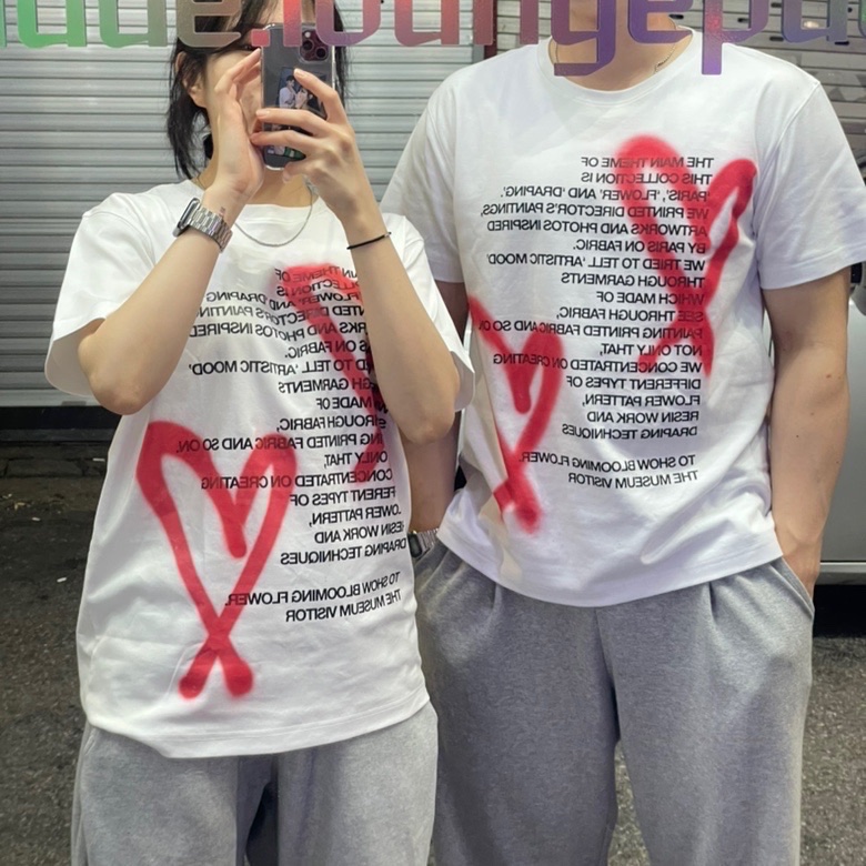 The Museum Visitor Heart Sprayed T-Shirt White 착용 스타일