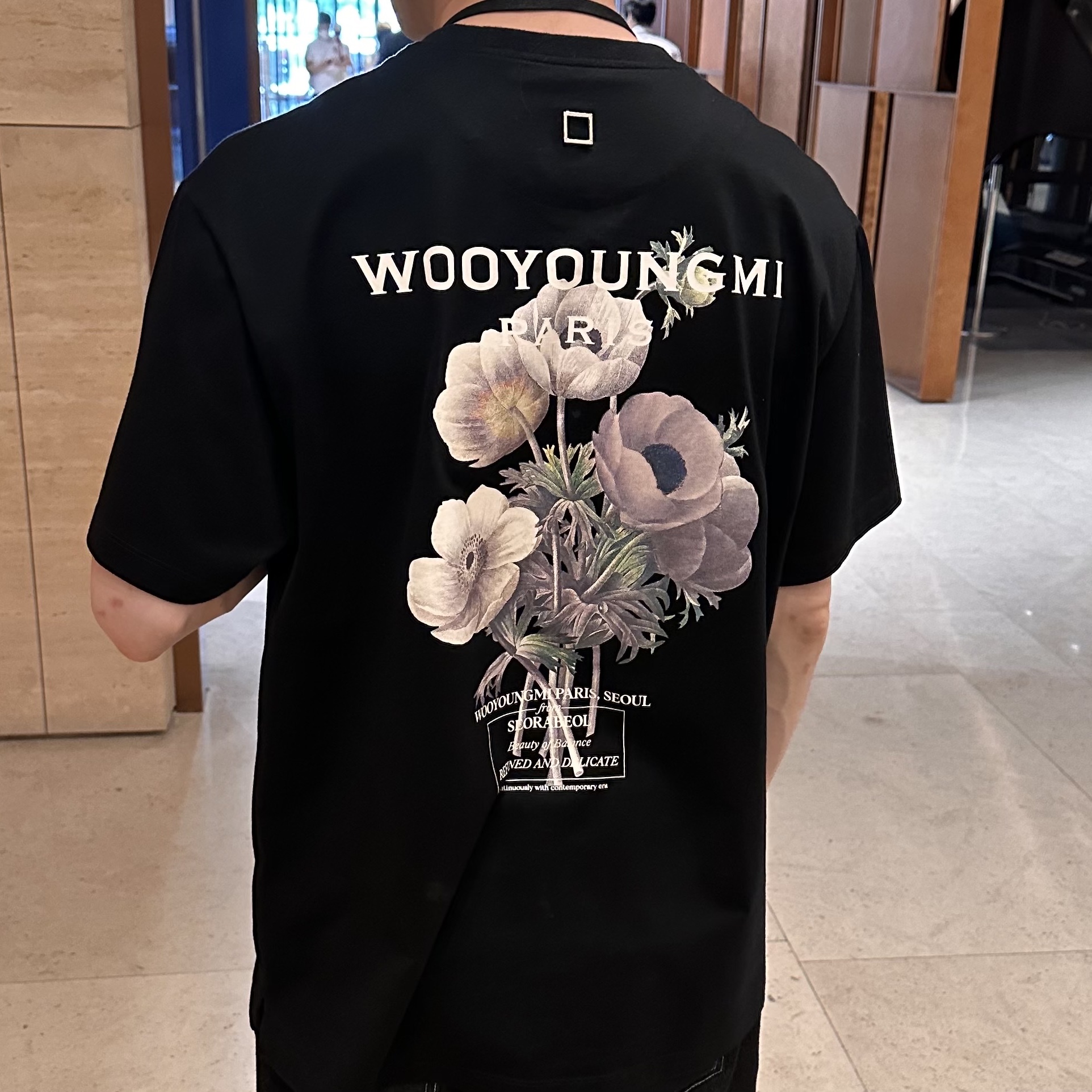 Wooyoungmi Flower Print Back Logo T-Shirt Black - 23FW 착용 스타일 - 1
