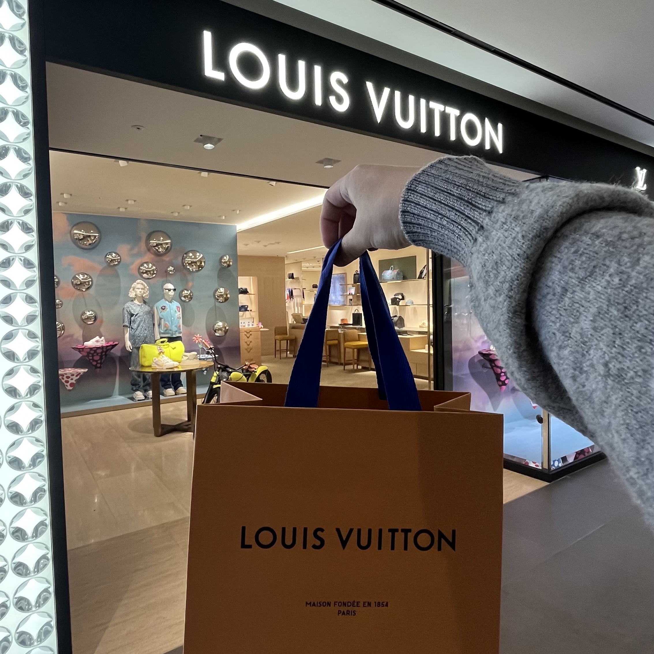 Louis Vuitton Pocket Organizer Monogram Eclipse 착용 스타일
