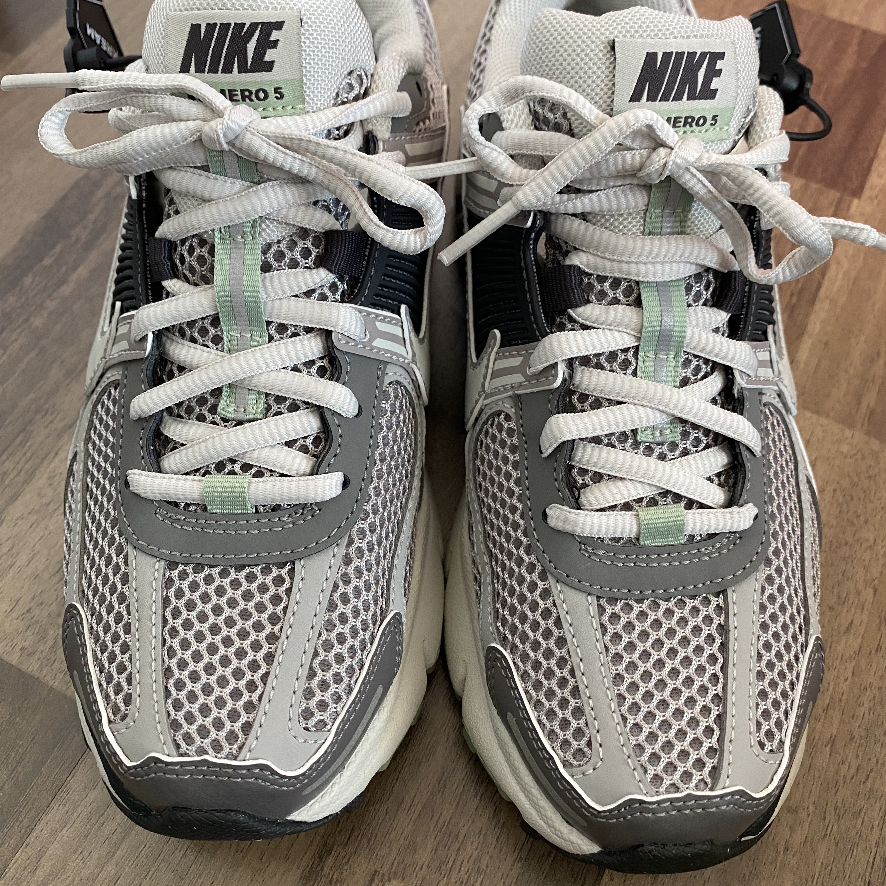 (W) Nike Zoom Vomero 5 Cobblestone and Flat Pewter 착용 스타일 - 2