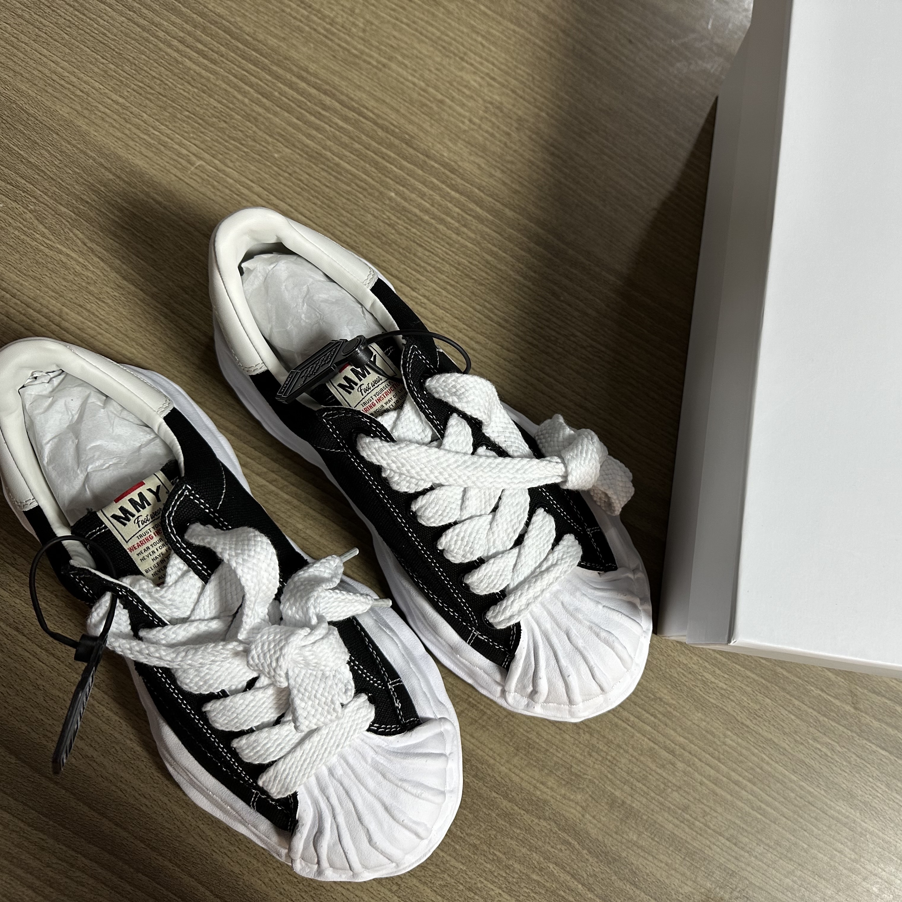 Maison Mihara Yasuhiro Blakey OG Sole Canvas Low-top Sneakers Black White 착용 스타일 - 1