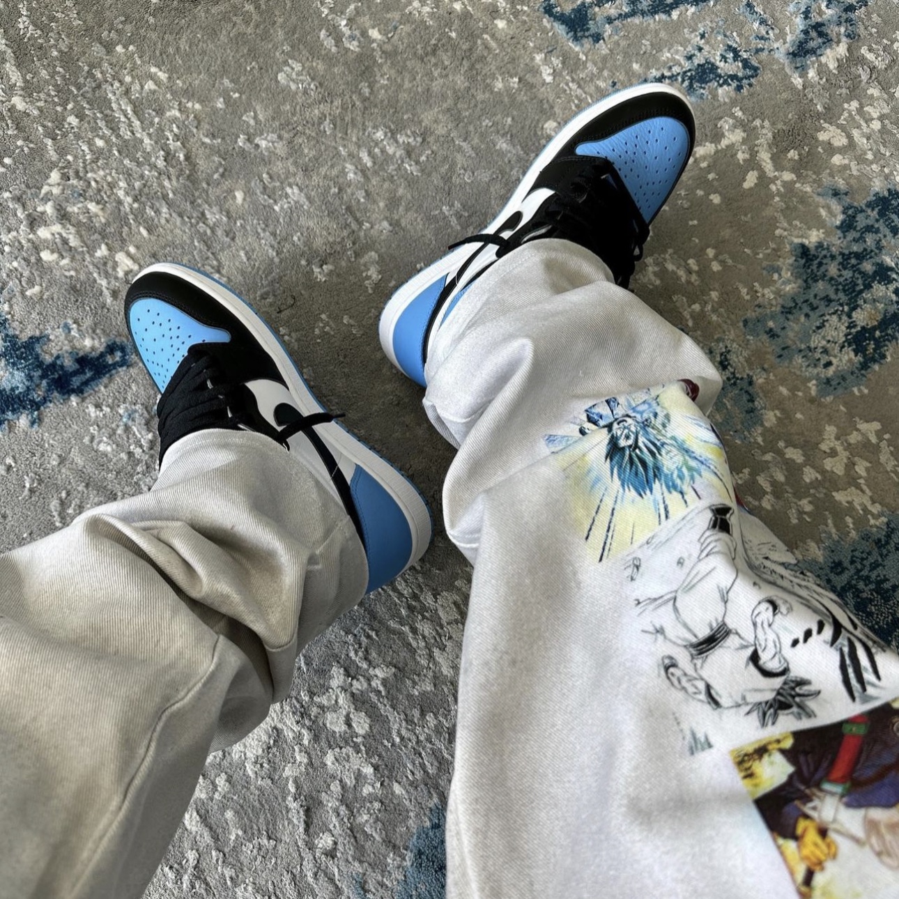 Jordan 1 Retro High OG University Blue 착용 스타일 - 4