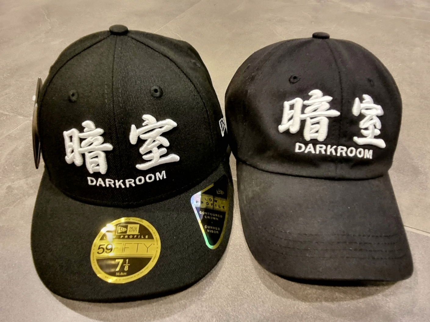 Darkr8m Studio x New Era Fitted Cap Black 착용 스타일 - 5