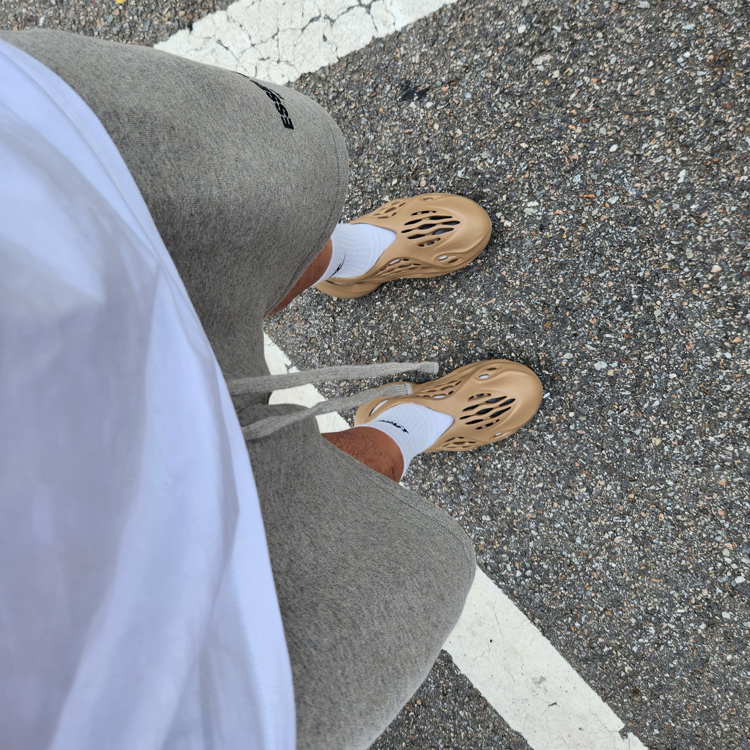 Adidas Yeezy Foam RNNR Clay Taupe 착용 스타일