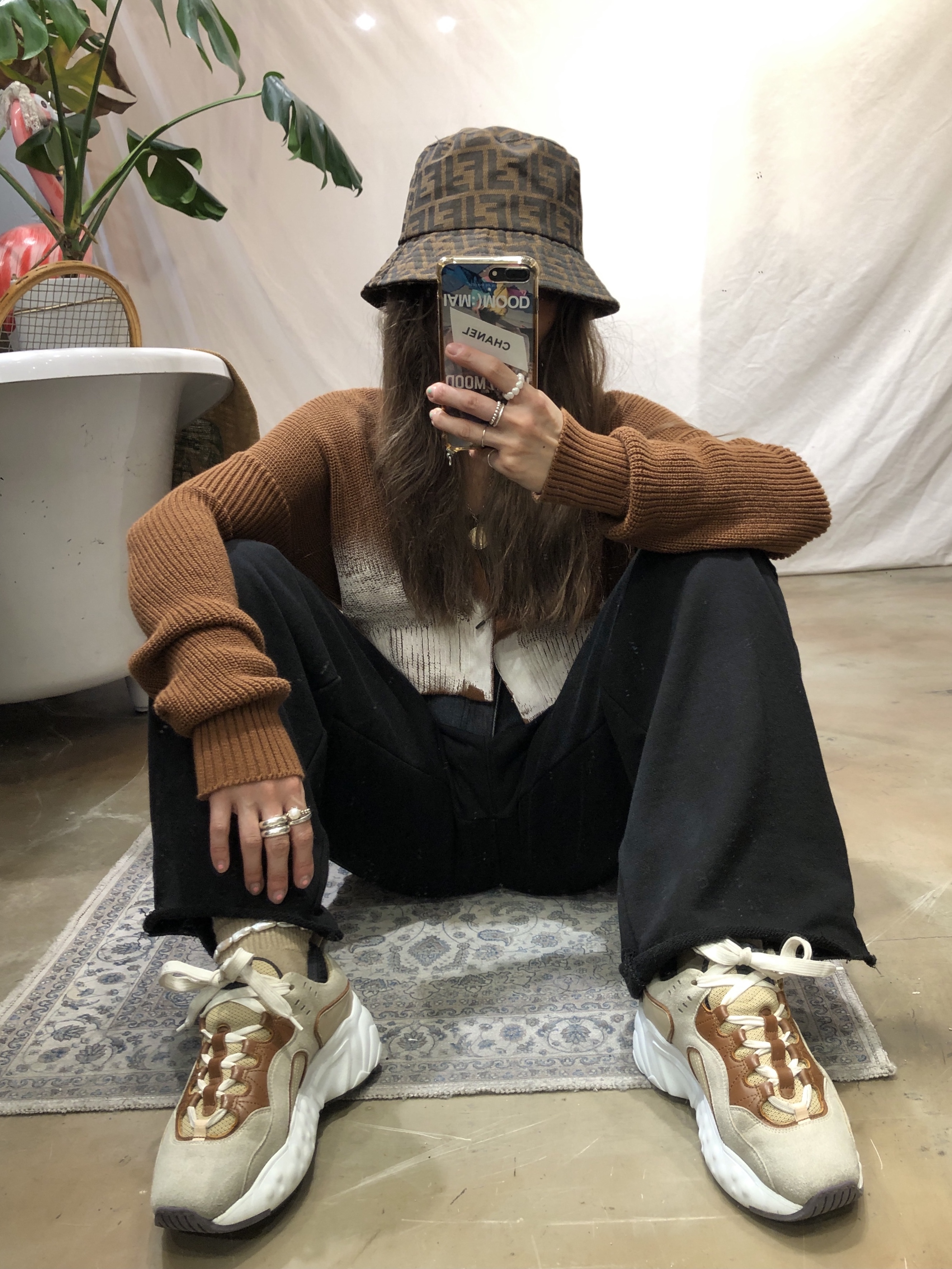 Acne Studios Rockaway Sneakers Beige White, Fendi Denim Bucket Hat Blue 착용 스타일 - 1