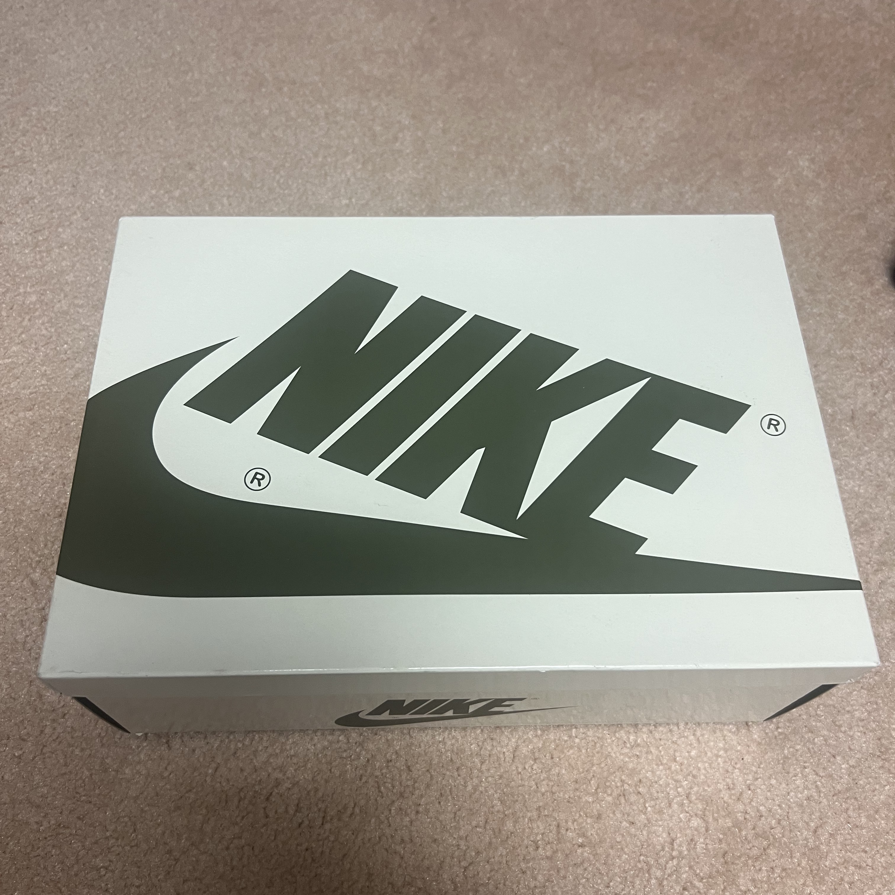 (W) Jordan 1 x Travis Scott Retro Low OG SP Medium Olive 착용 스타일 - 1