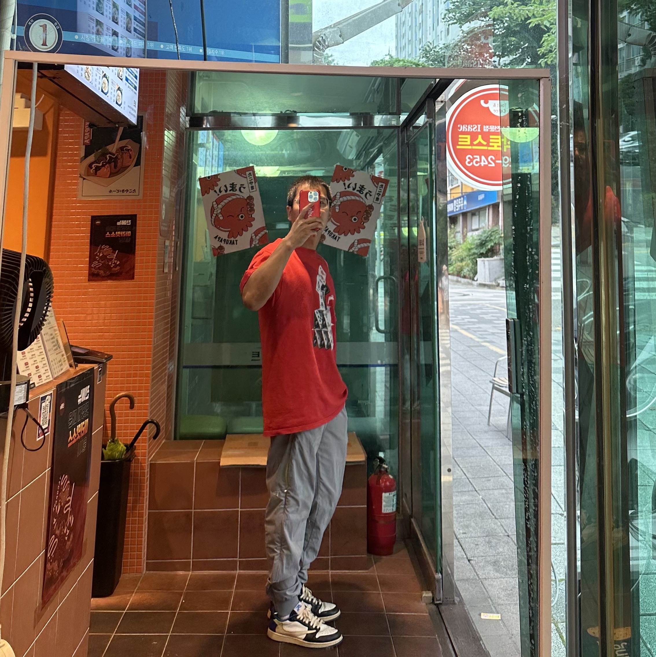 Stussy House Of Cards T-Shirt Red, Jordan 1 x Travis Scott x Fragment Retro Low OG SP Military Blue 착용 스타일 - 1