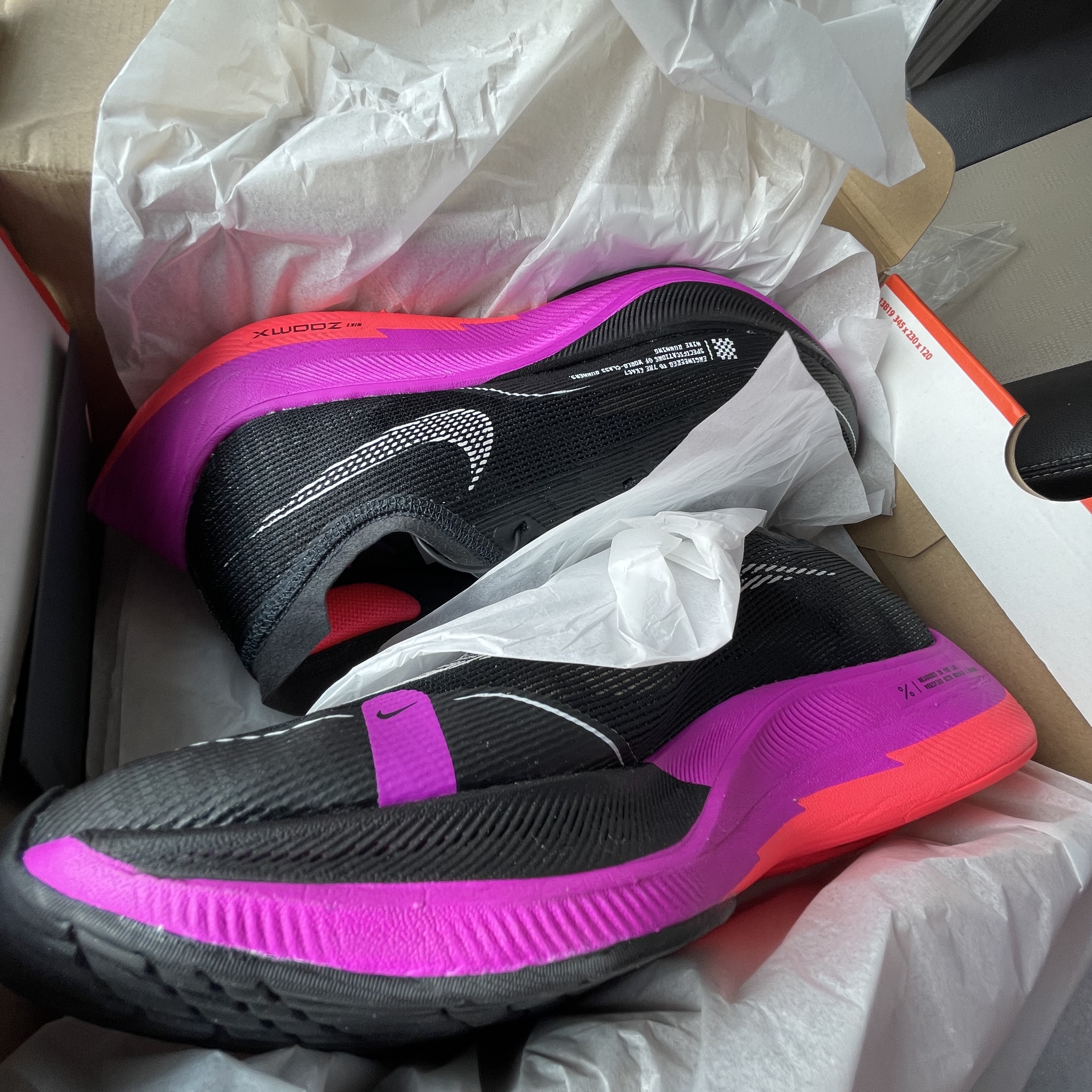 Nike ZoomX Vaporfly Next% 2 Black Flash Crimson 착용 스타일