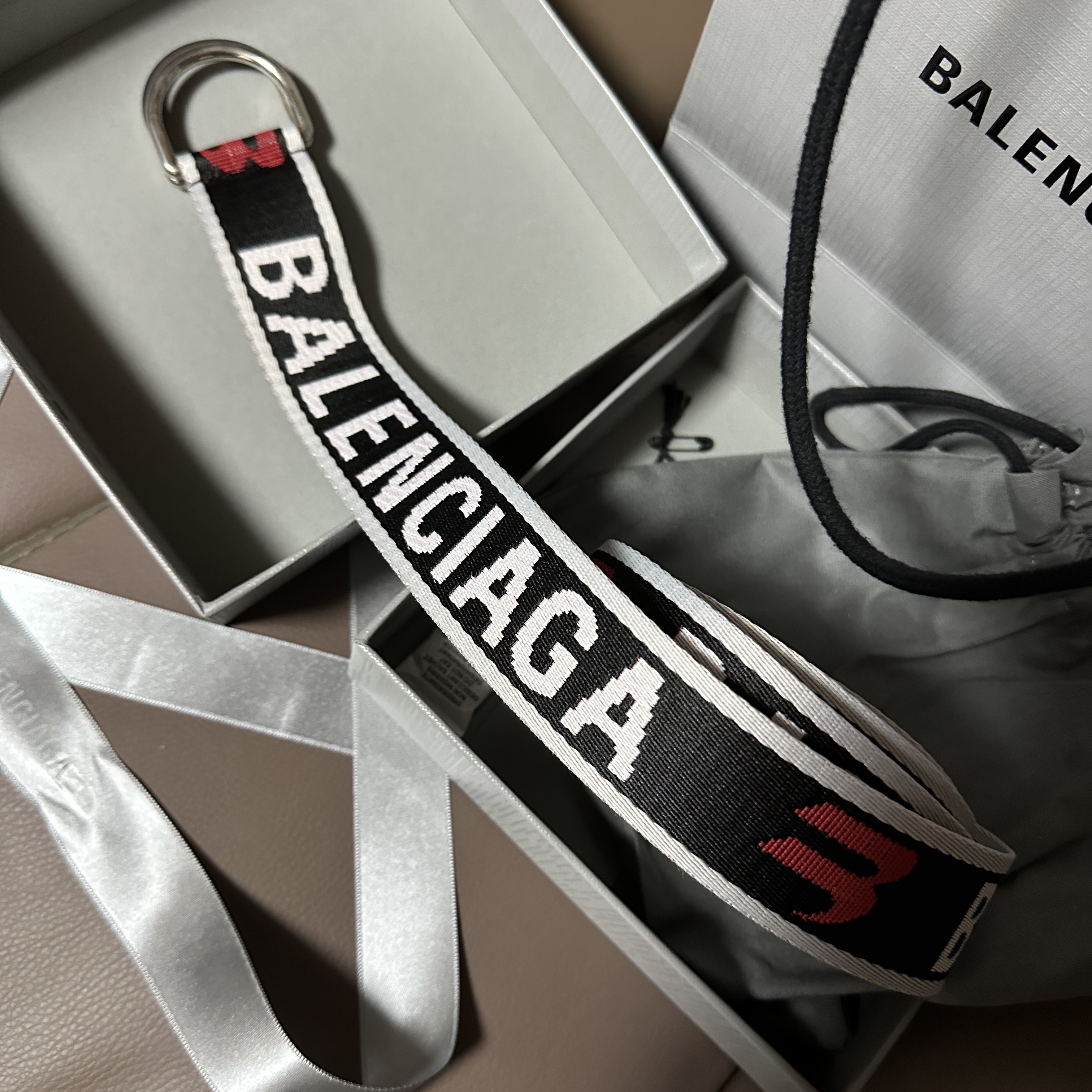 Balenciaga D Ring Belt Grey Red 착용 스타일 - 2