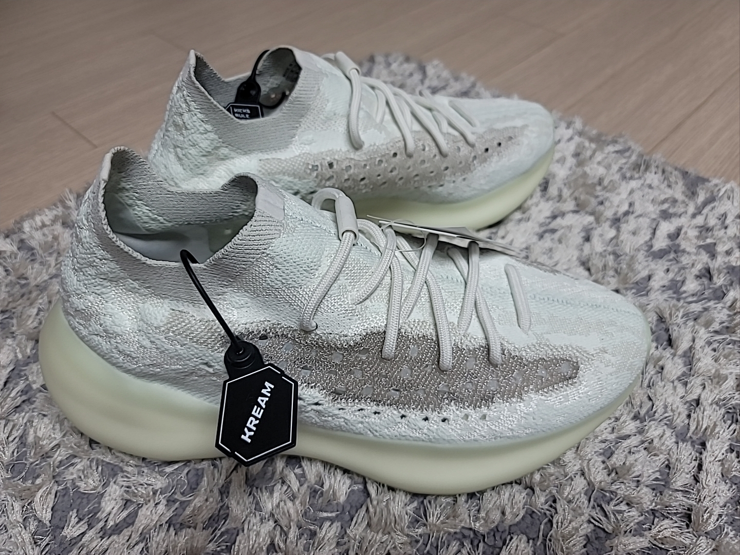 Adidas Yeezy Boost 380 Calcite Glow 착용 스타일