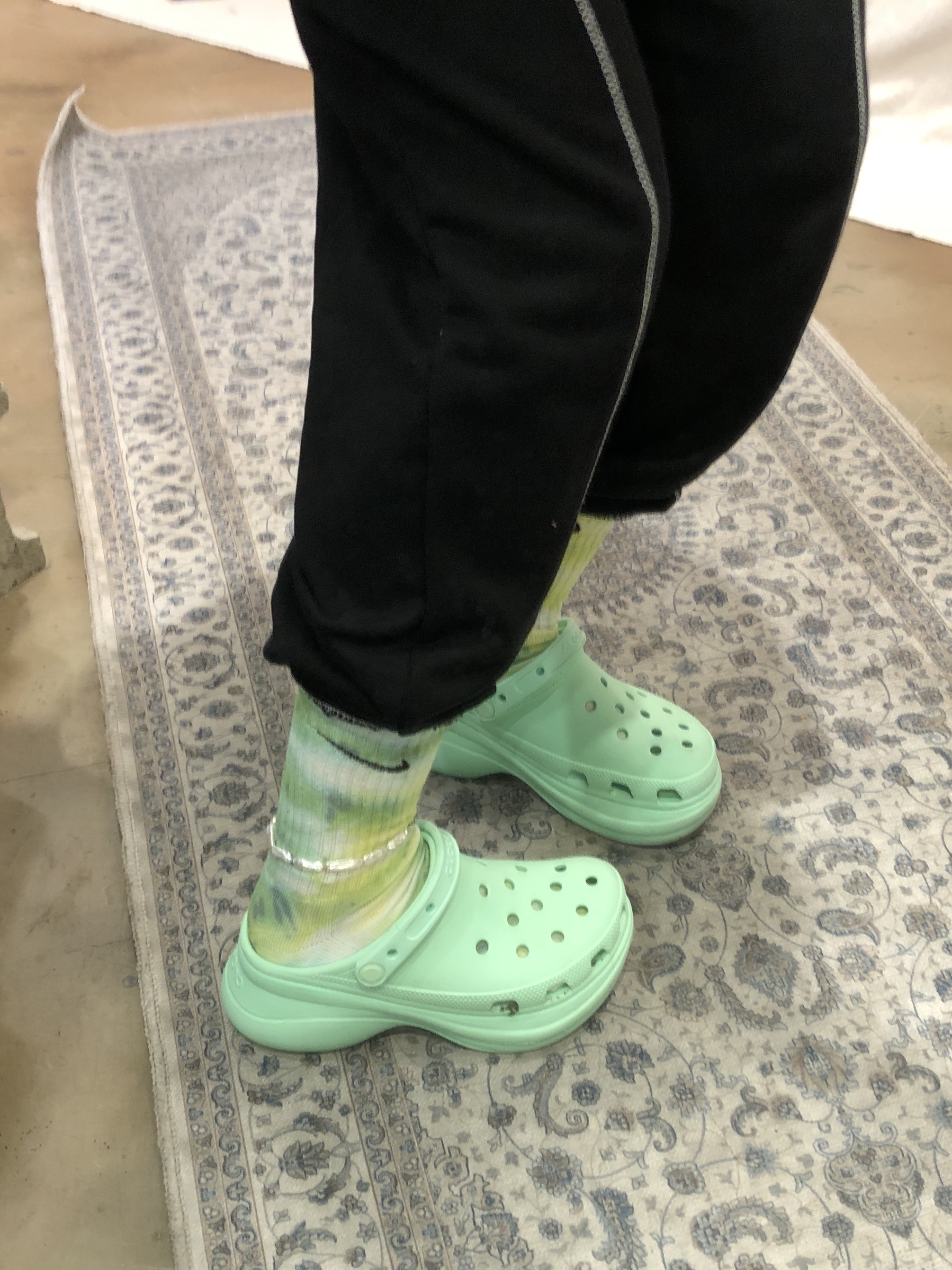 Crocs Classic Crush Clog White 착용 스타일 - 3