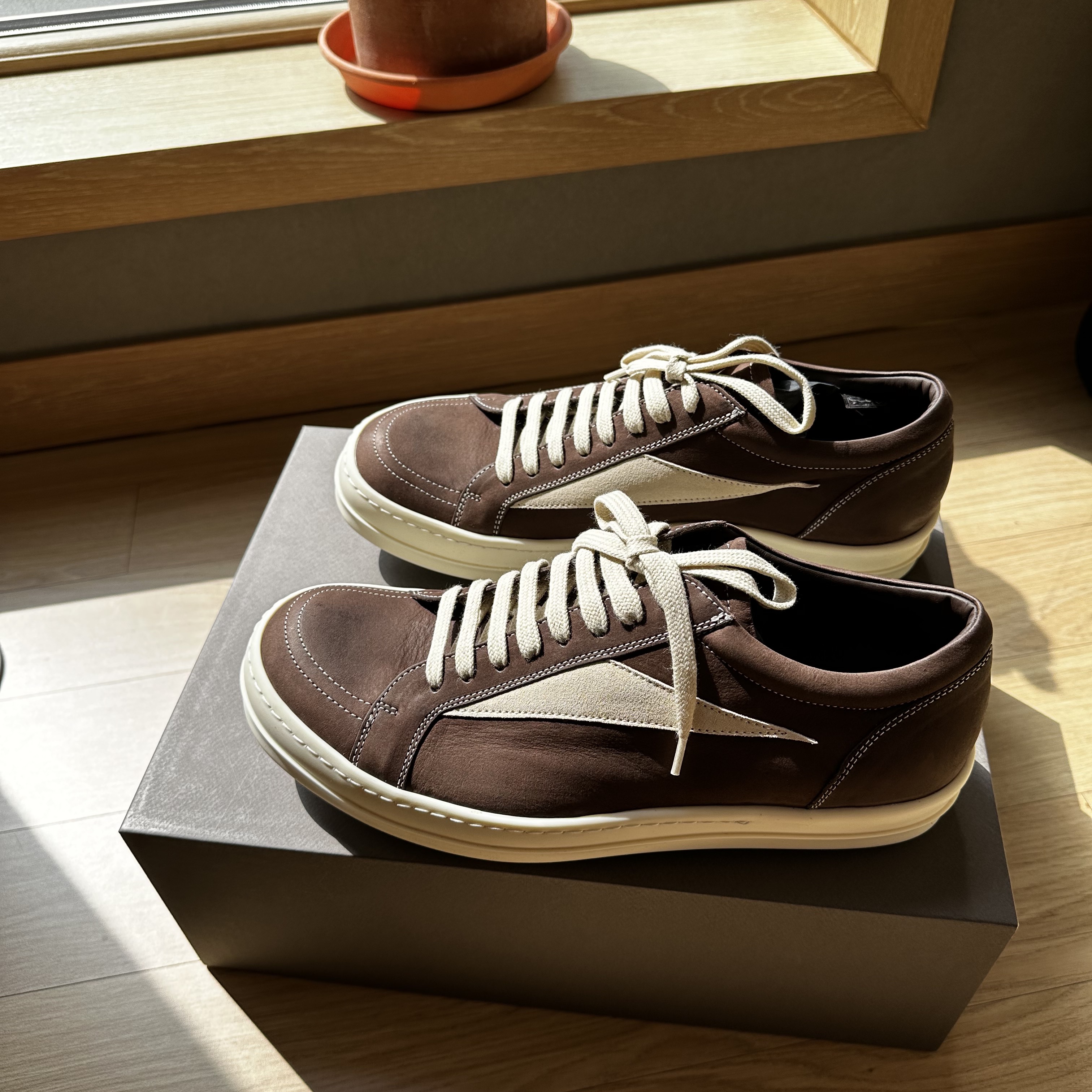 Rick Owens Luxor Suede Vintage Sneakers Brown 착용 스타일 - 3
