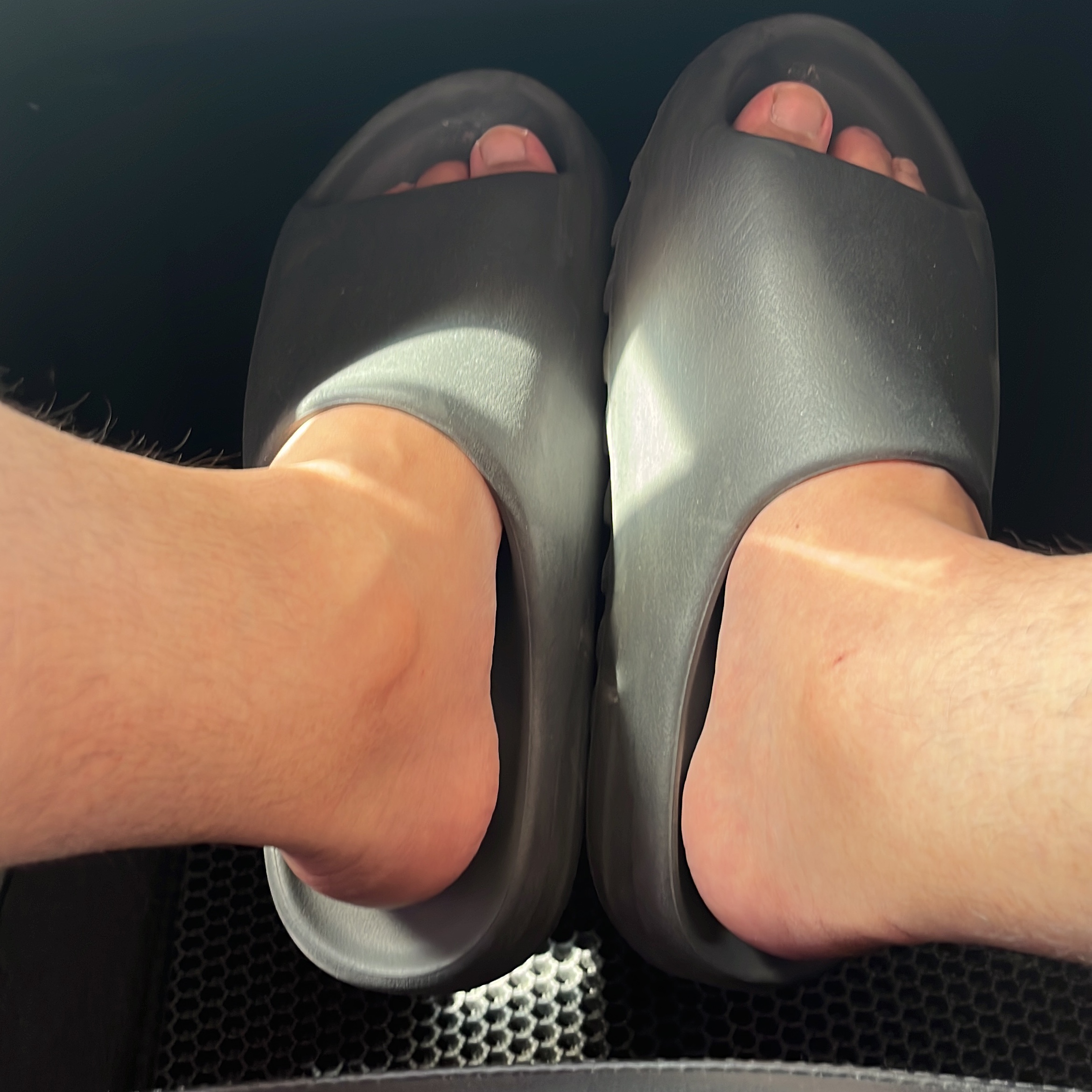 Adidas Yeezy Slide Onyx 착용 스타일