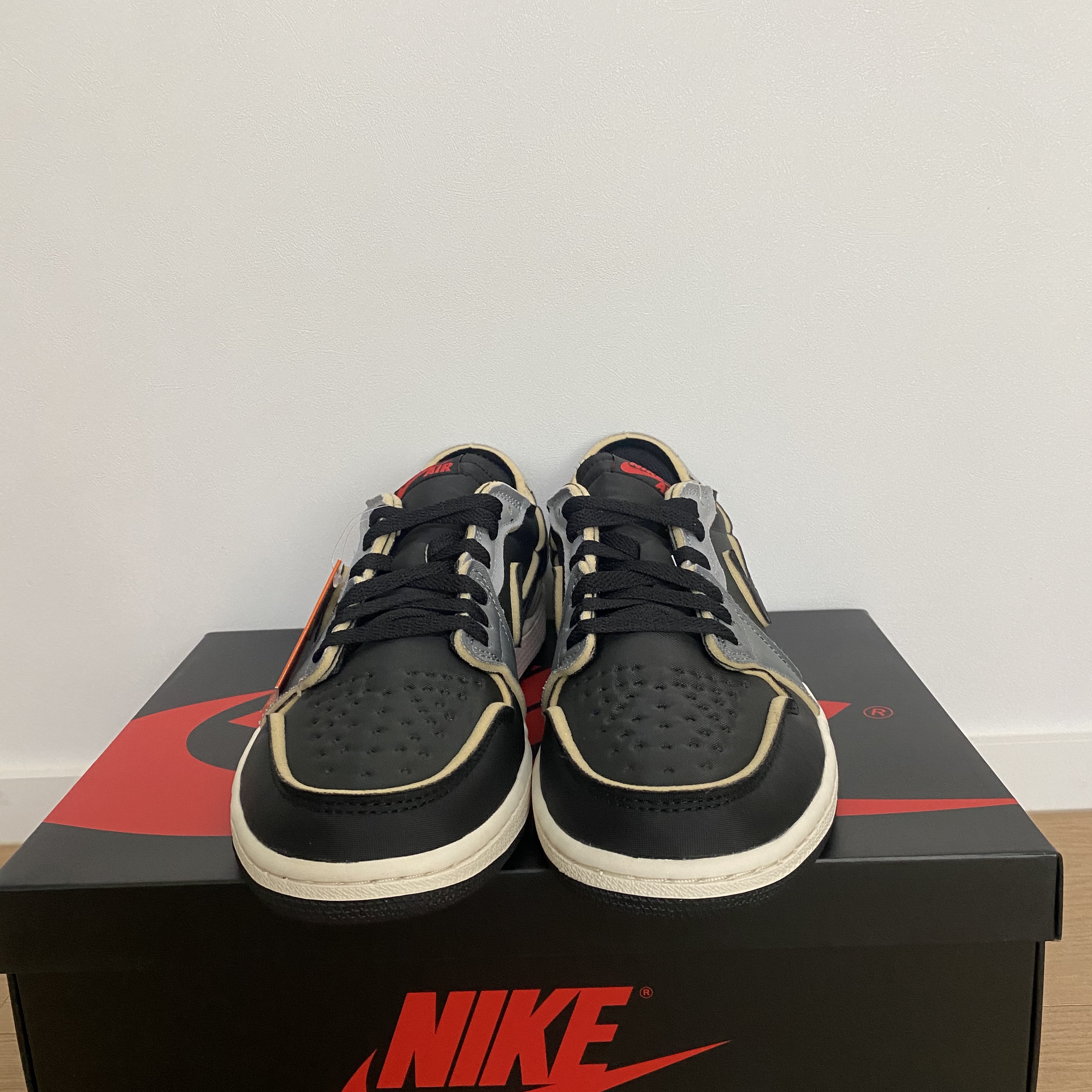 Jordan 1 Retro Low OG EX Black and Smoke Grey 착용 스타일 - 1
