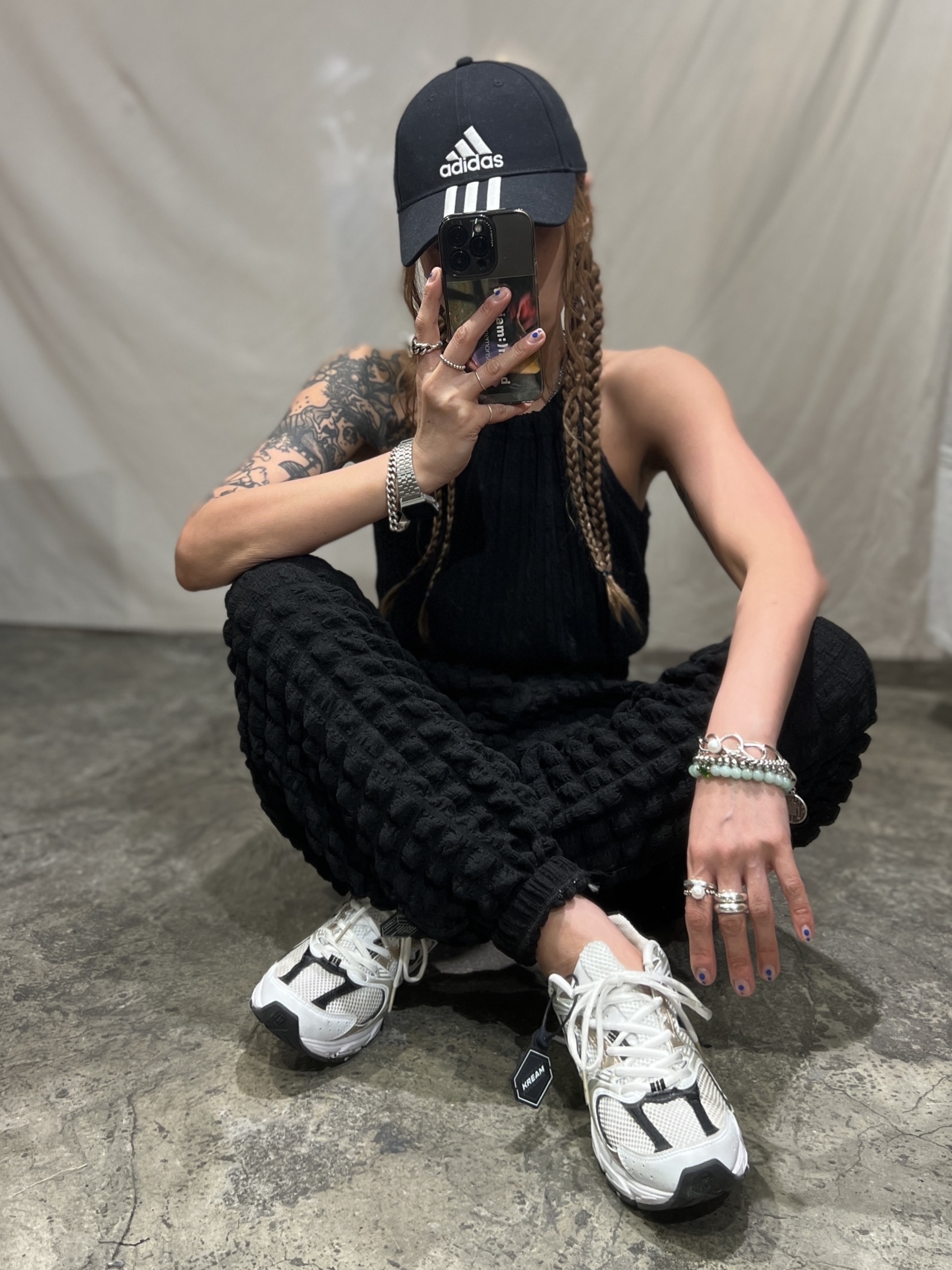 Adidas 3-Stripes Cotton Baseball Cap Black, New Balance 530 Off White Gold 착용 스타일 - 1