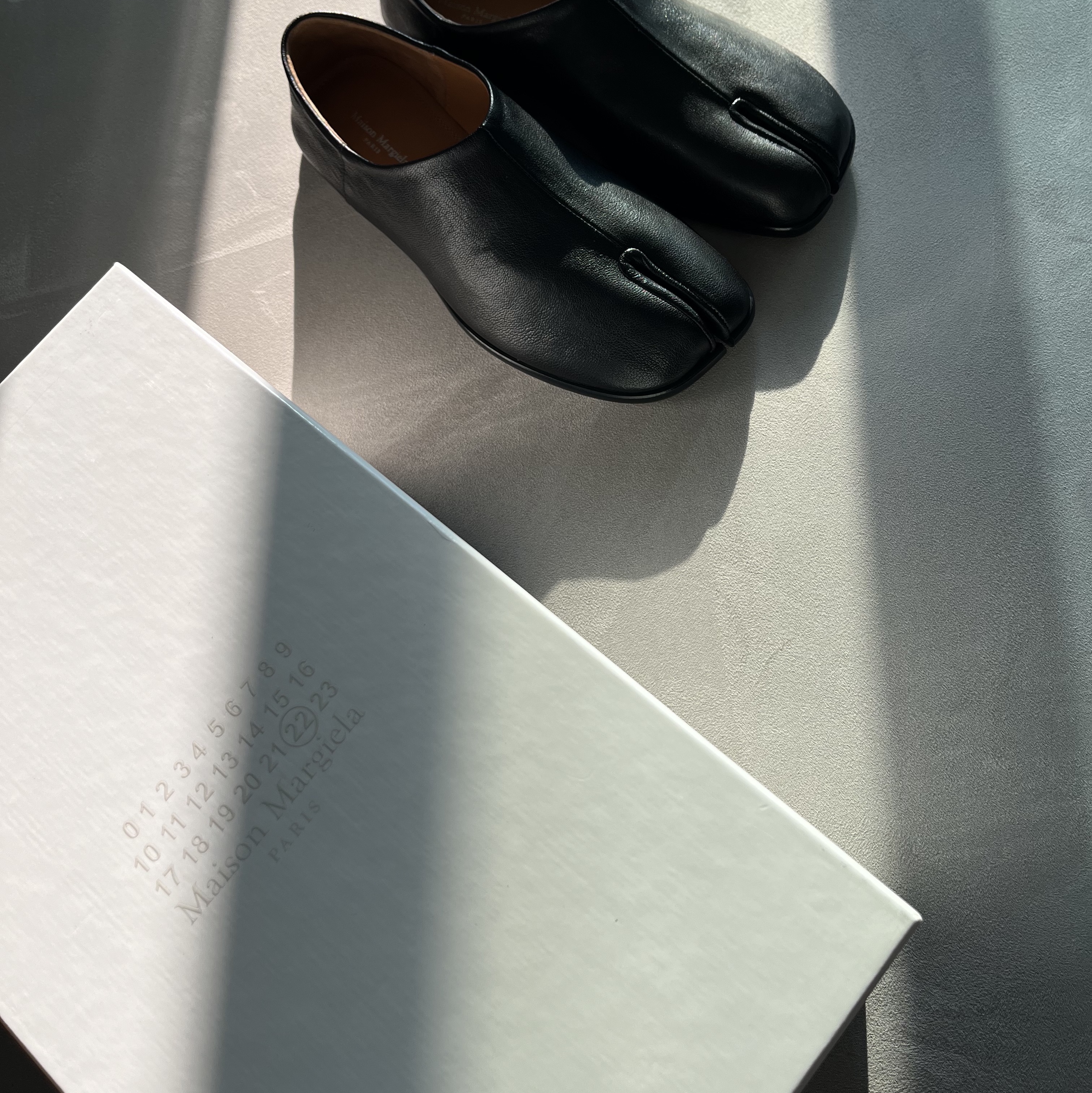 (W) Maison Margiela Tabi Leather Slip-On Black, Human Made Mini Shoulder Bag Olive Drab 착용 스타일 - 1