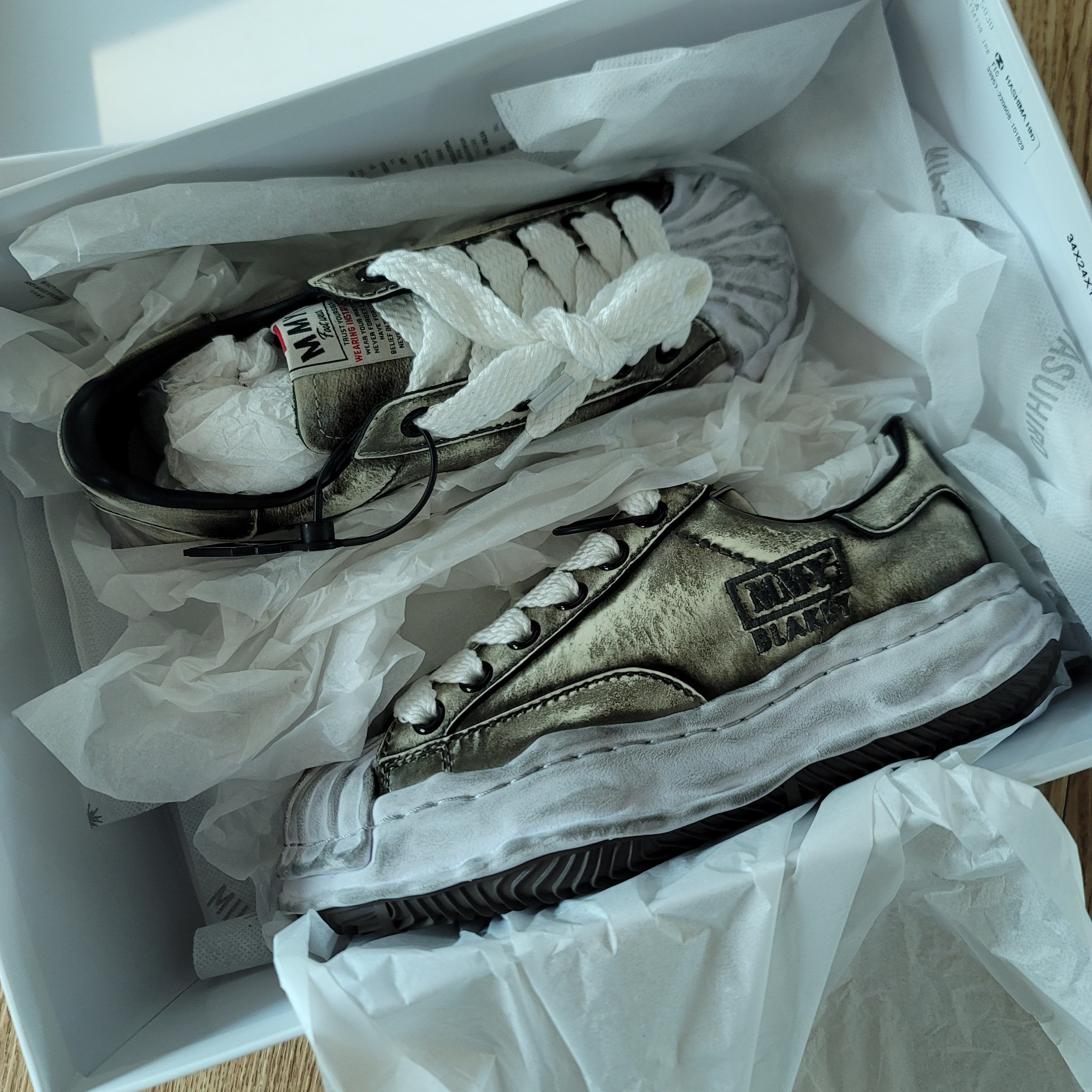 Maison Mihara Yasuhiro Blakey OG Sole Brushed Patent Low-top Sneakers White 착용 스타일