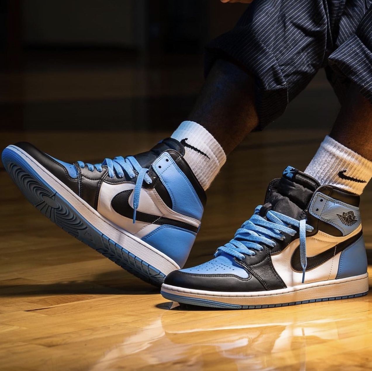 Jordan 1 Retro High OG University Blue 착용 스타일 - 5
