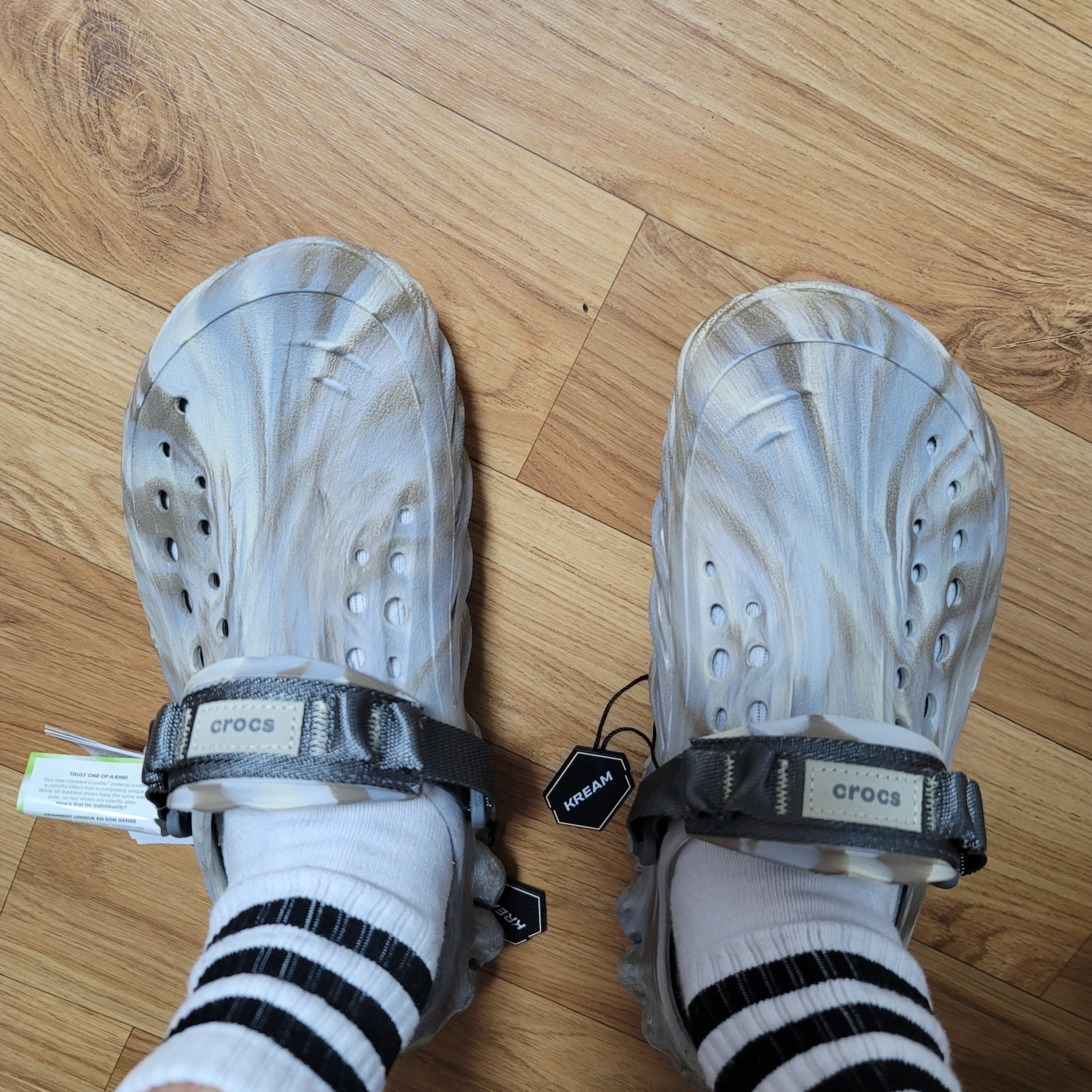 Crocs Echo Marbled Clog Bone Multi 착용 스타일 - 1