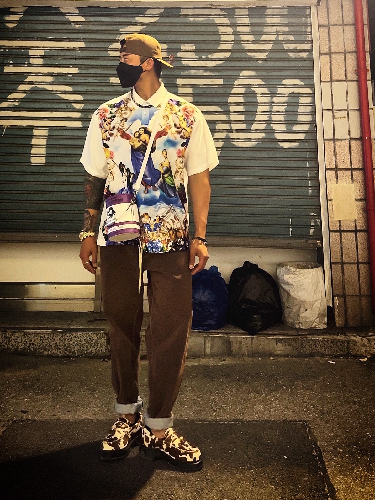 Supreme Heavenly Silk Polo White - 22FW, Supreme Flocked Regular Jean Gold - 23SS 착용 스타일 - 1