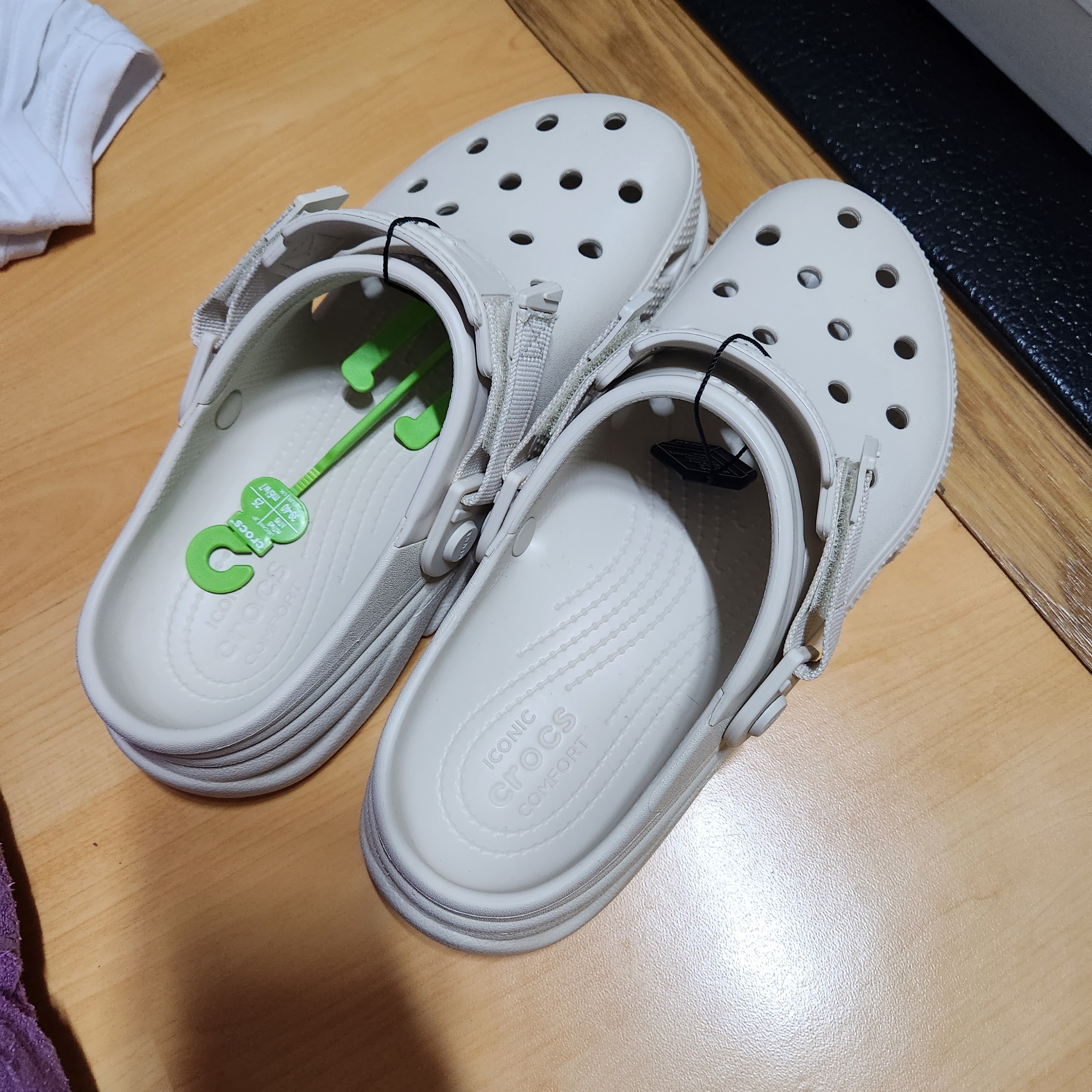 Crocs Duet Max II Clog Stucco 착용 스타일 - 2