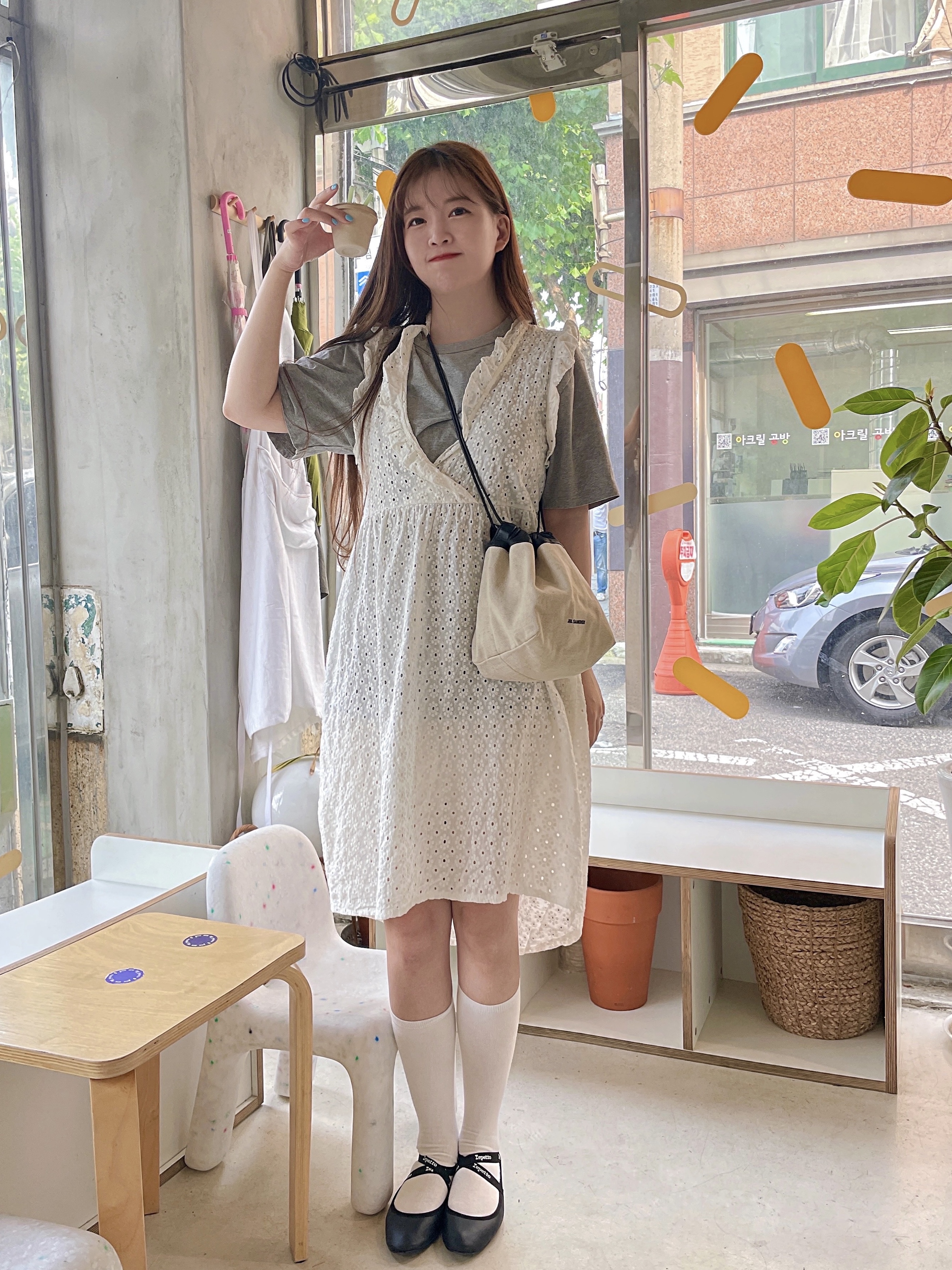 Maison Kitsune Fox Head Patch Classic T-Shirt Grey Melange, Jil Sander Small Drawstring Crossbody Bag Black 착용 스타일 - 1