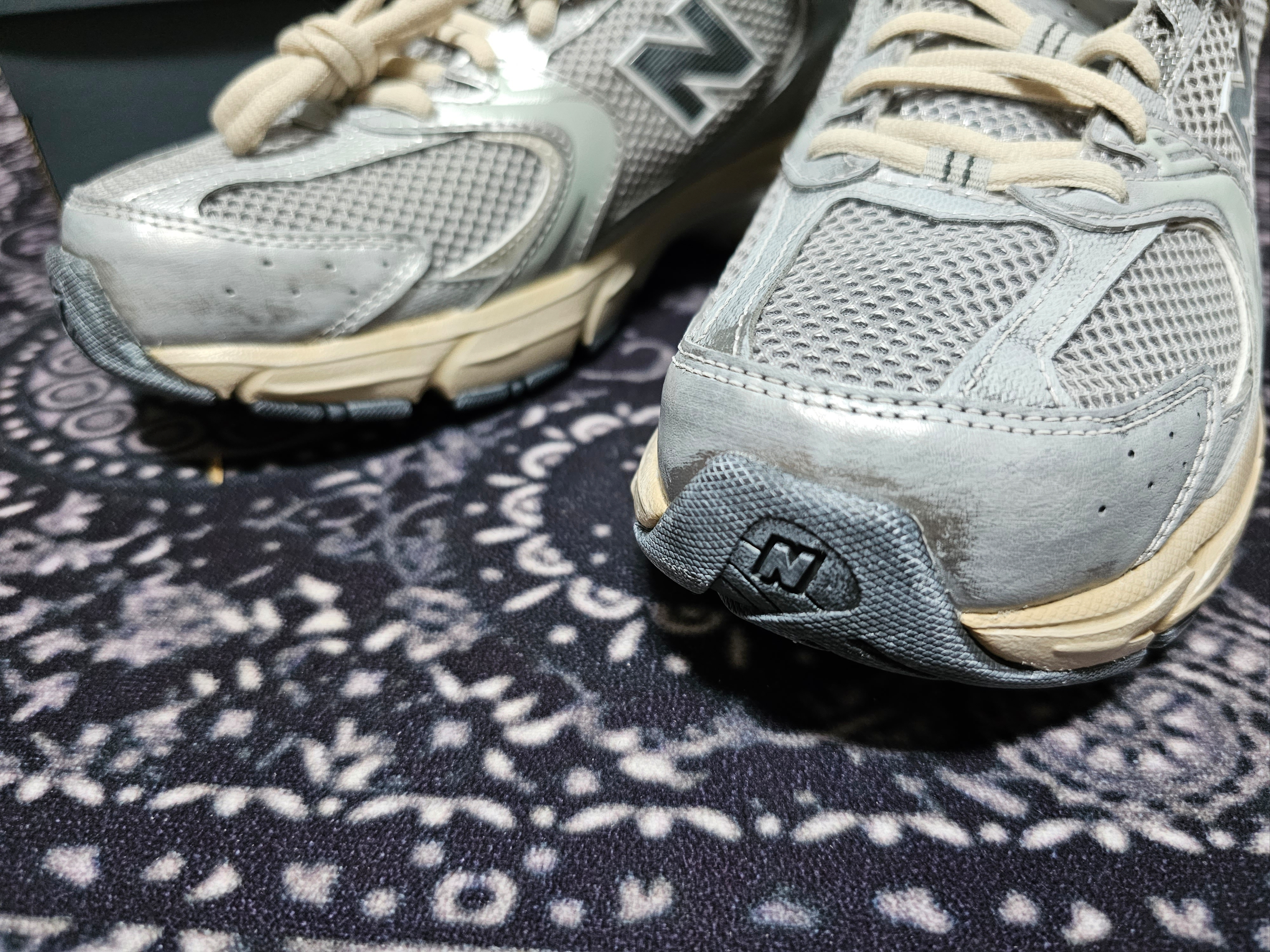 New Balance 530 Vintage Metallic Silver 착용 스타일 - 4