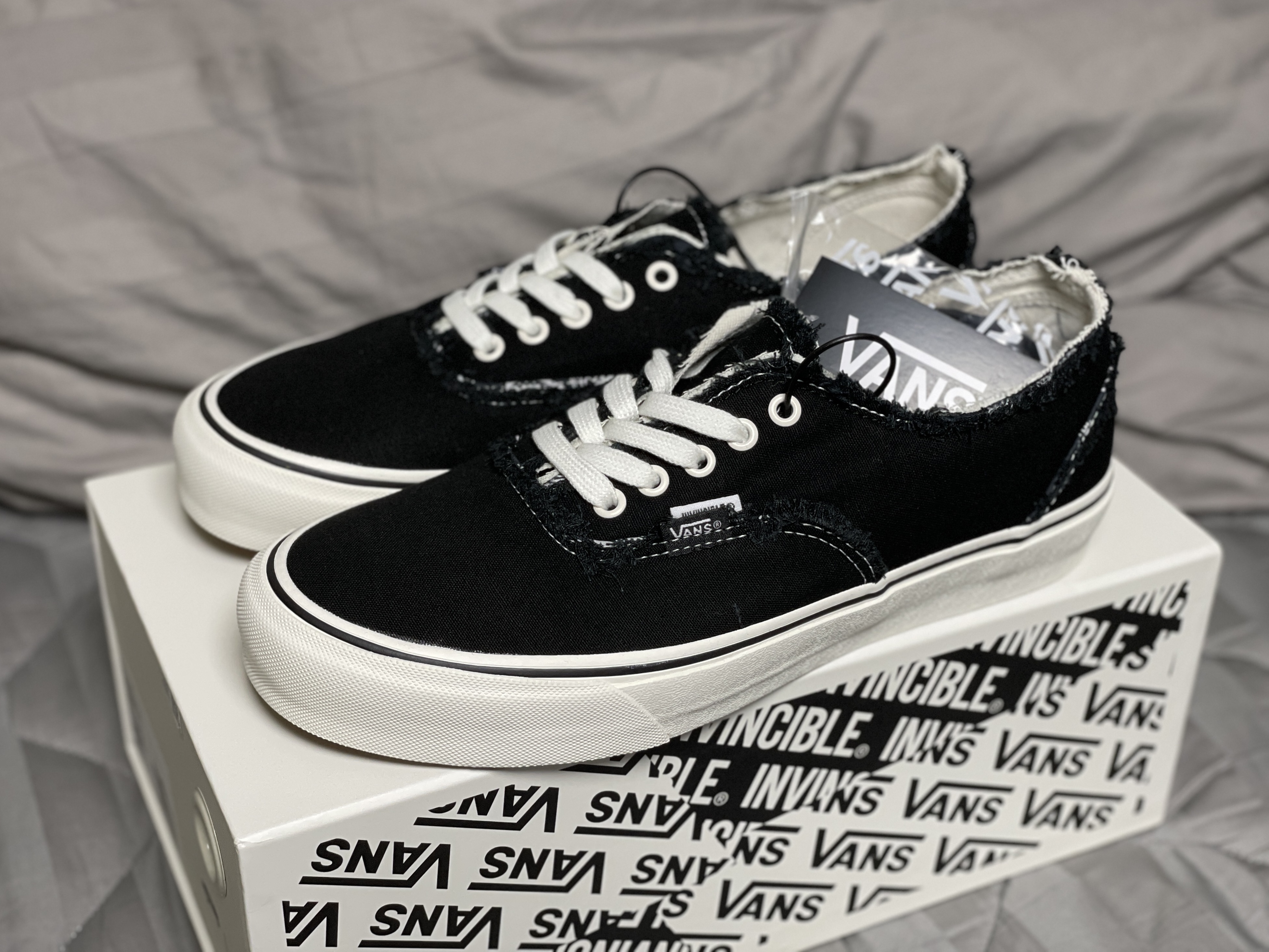 Vans Vault x Invincible OG Authentic Frayed LX Gnarly Pack Black 착용 스타일 - 1