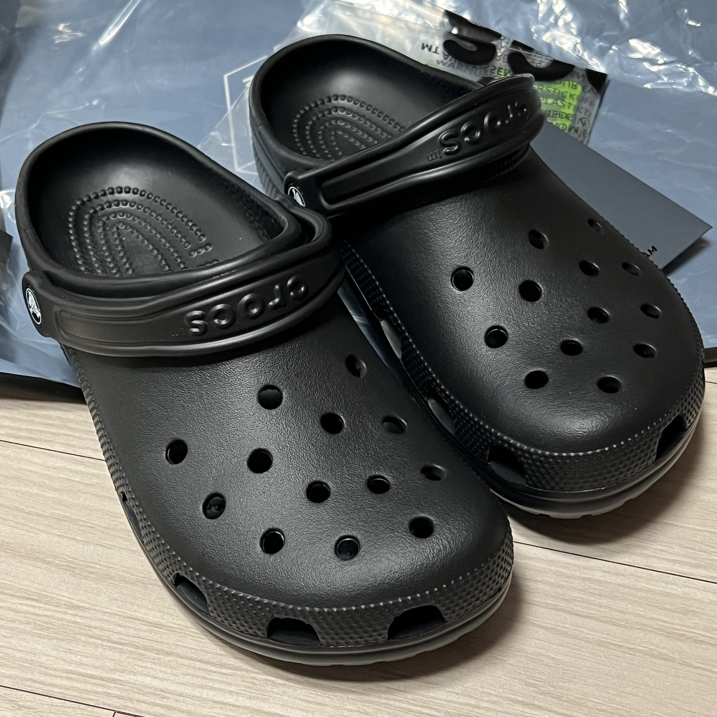 Crocs Classic Clog Black 착용 스타일 - 2