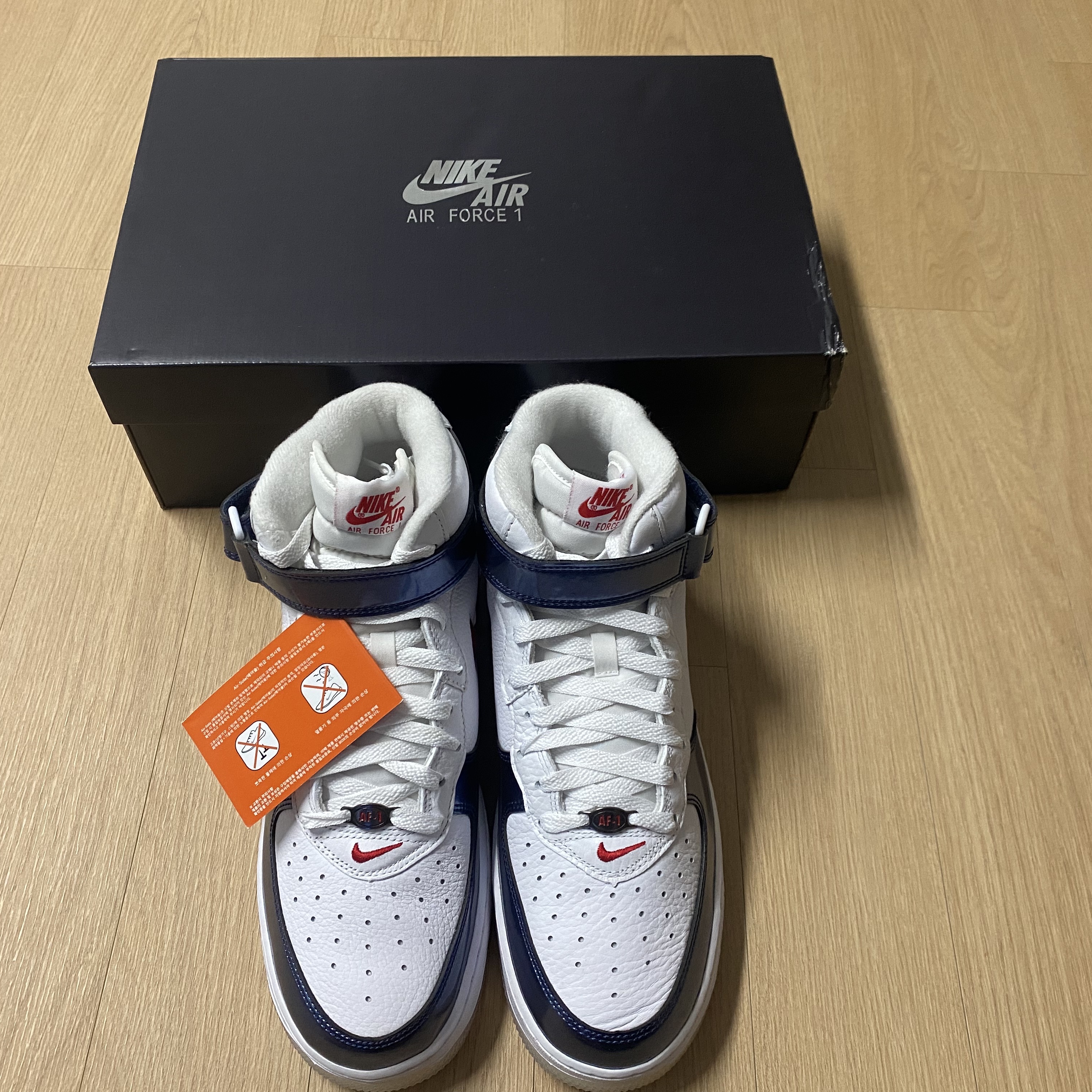 Nike Air Force 1 Mid QS University Red and Midnight Navy 착용 스타일 - 1