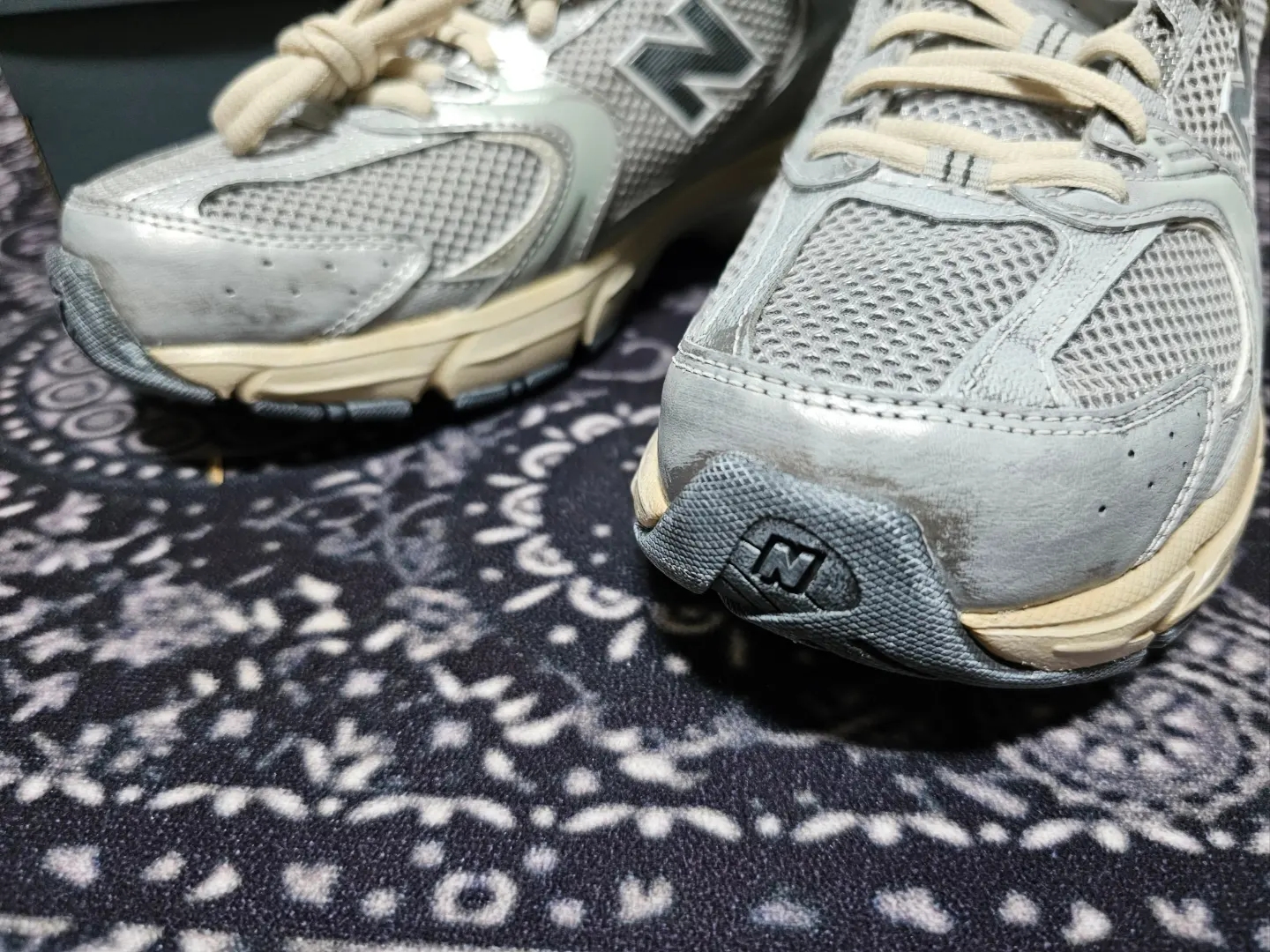 New Balance 530 Vintage Metallic Silver 착용 스타일 - 2