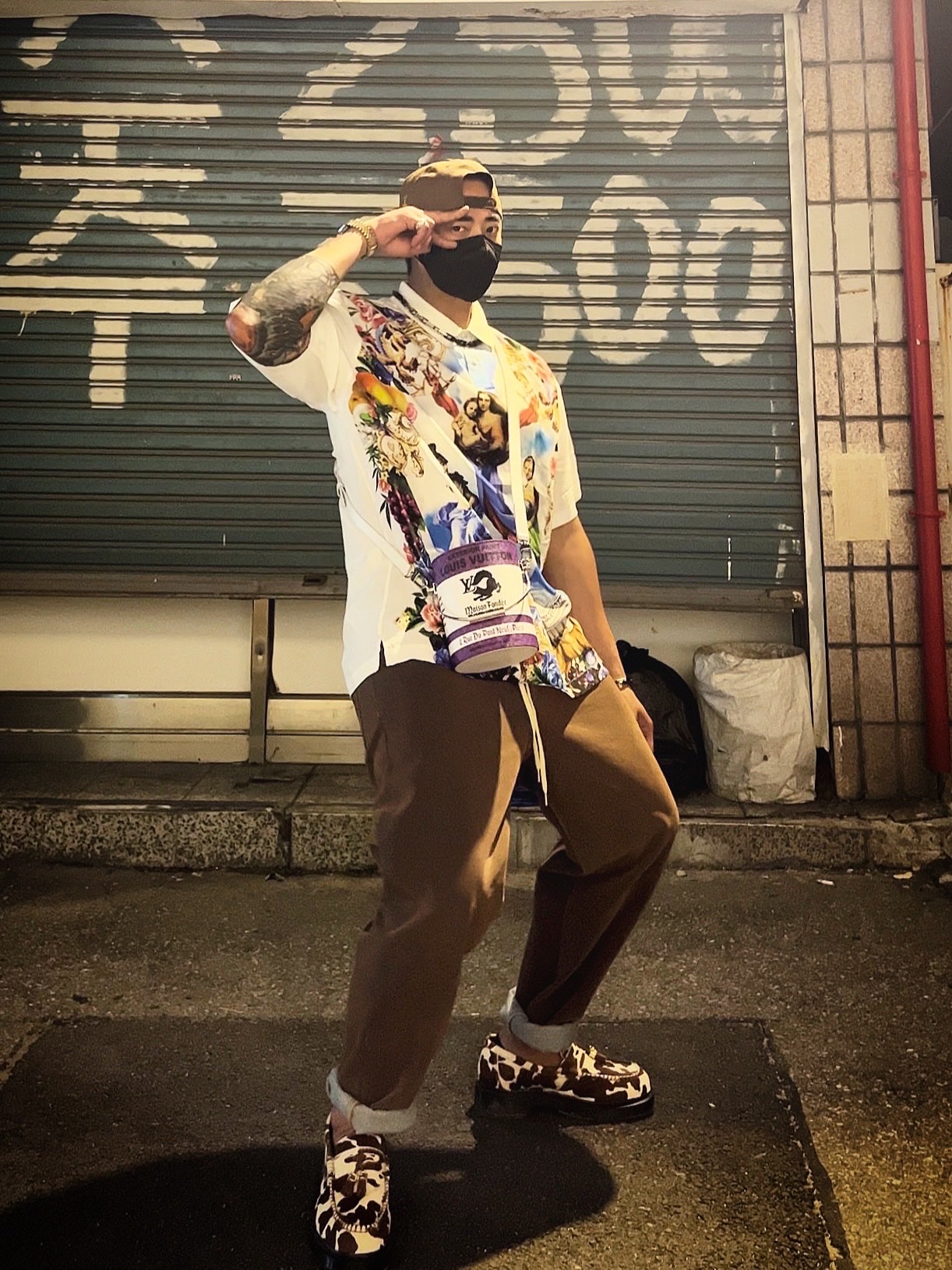 Supreme Heavenly Silk Polo White - 22FW, Supreme Flocked Regular Jean Gold - 23SS 착용 스타일 - 2