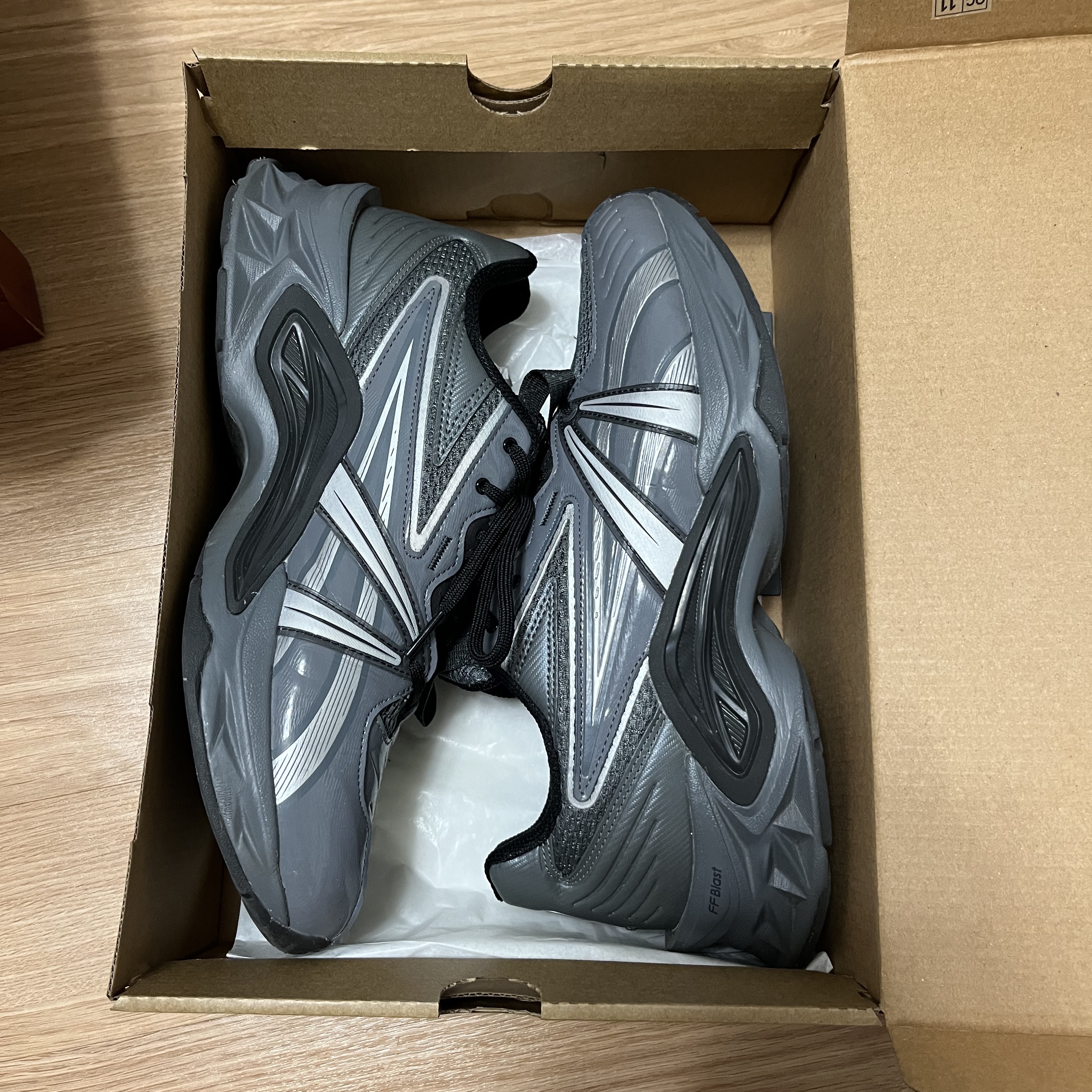 Asics HN2-S Protoblast Steel Grey 착용 스타일