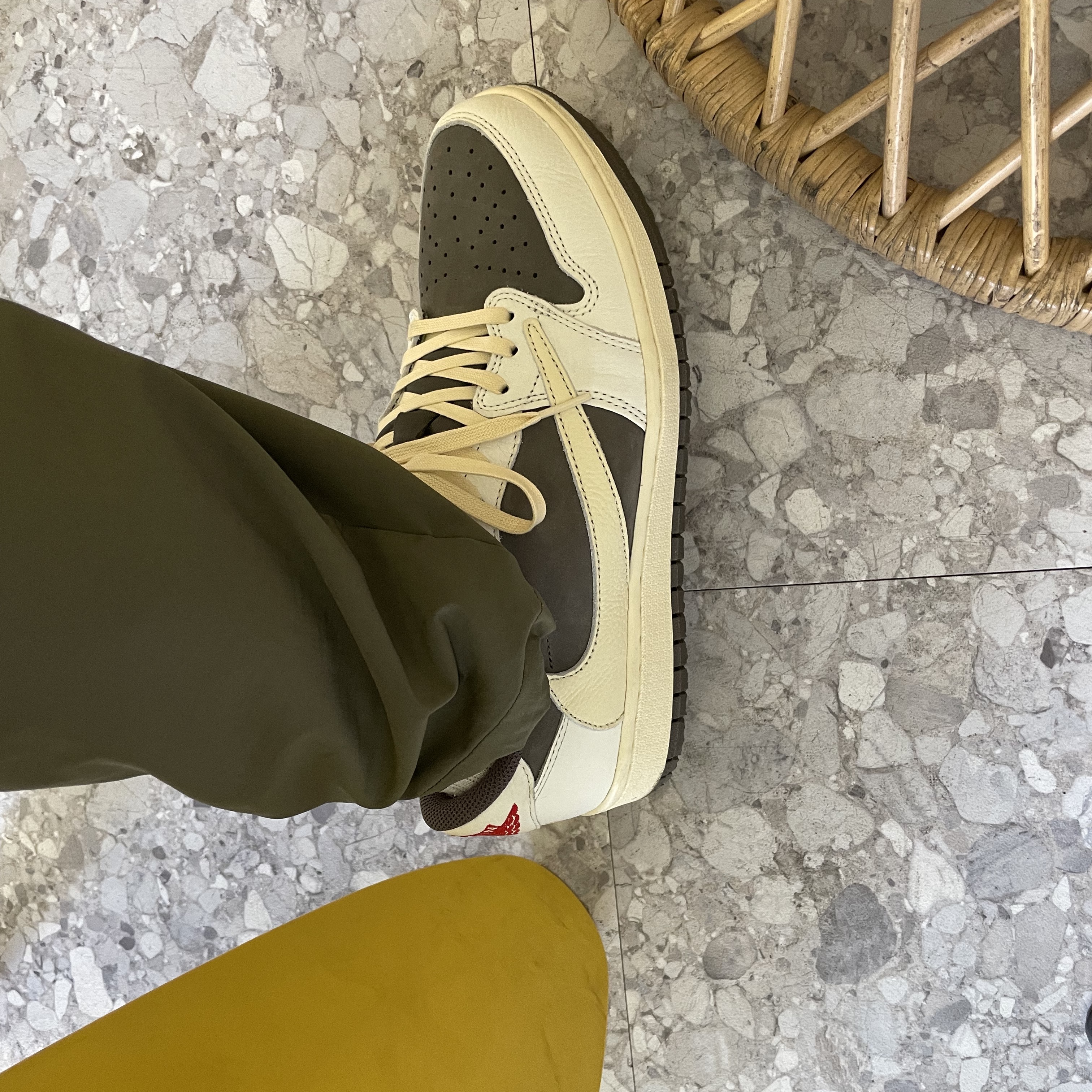 Jordan 1 x Travis Scott Retro Low OG SP Sail and Ridgerock 착용 스타일 - 1