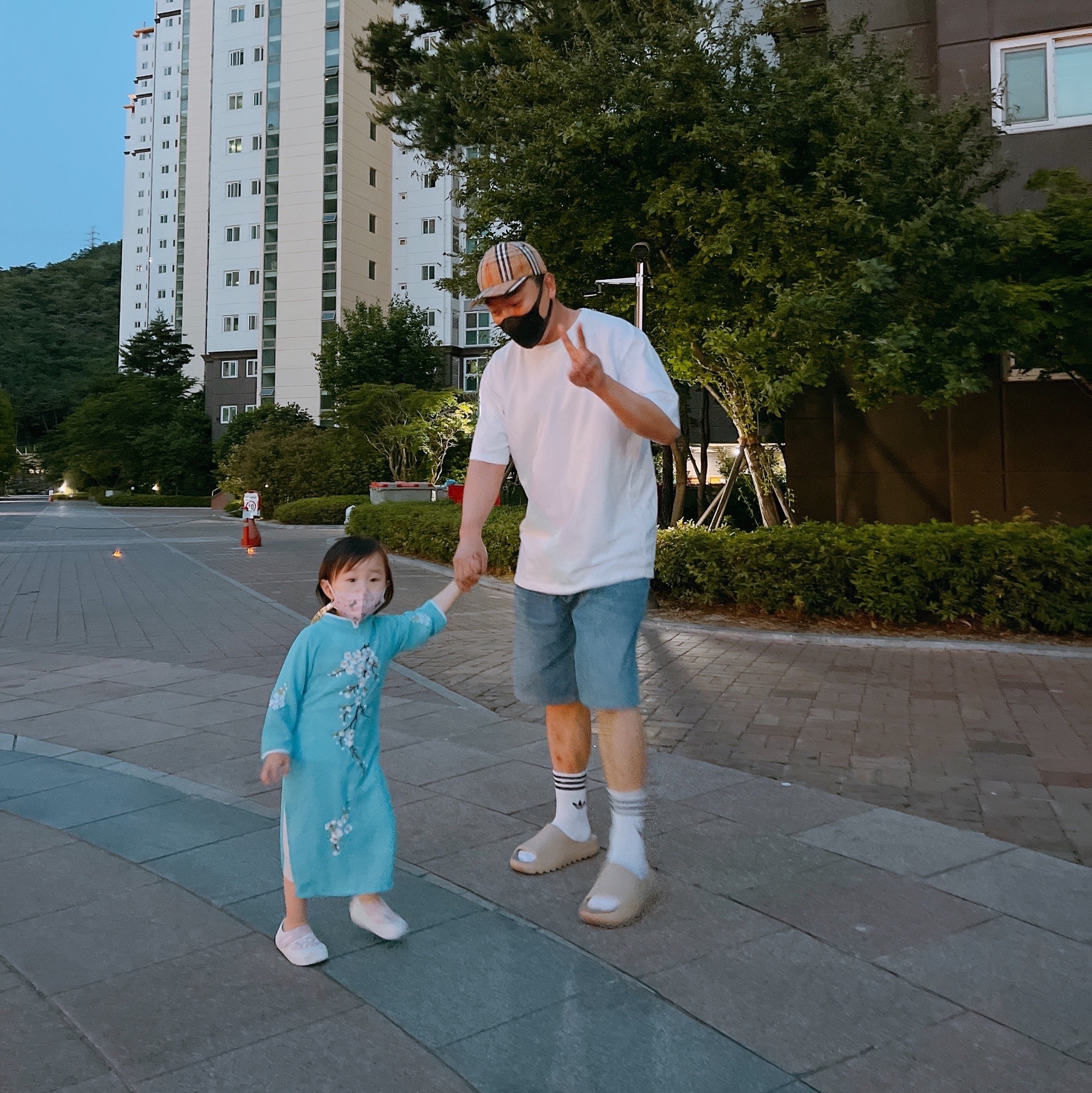 Adidas Yeezy Slide Pure - Re-Release Ver. 착용 스타일