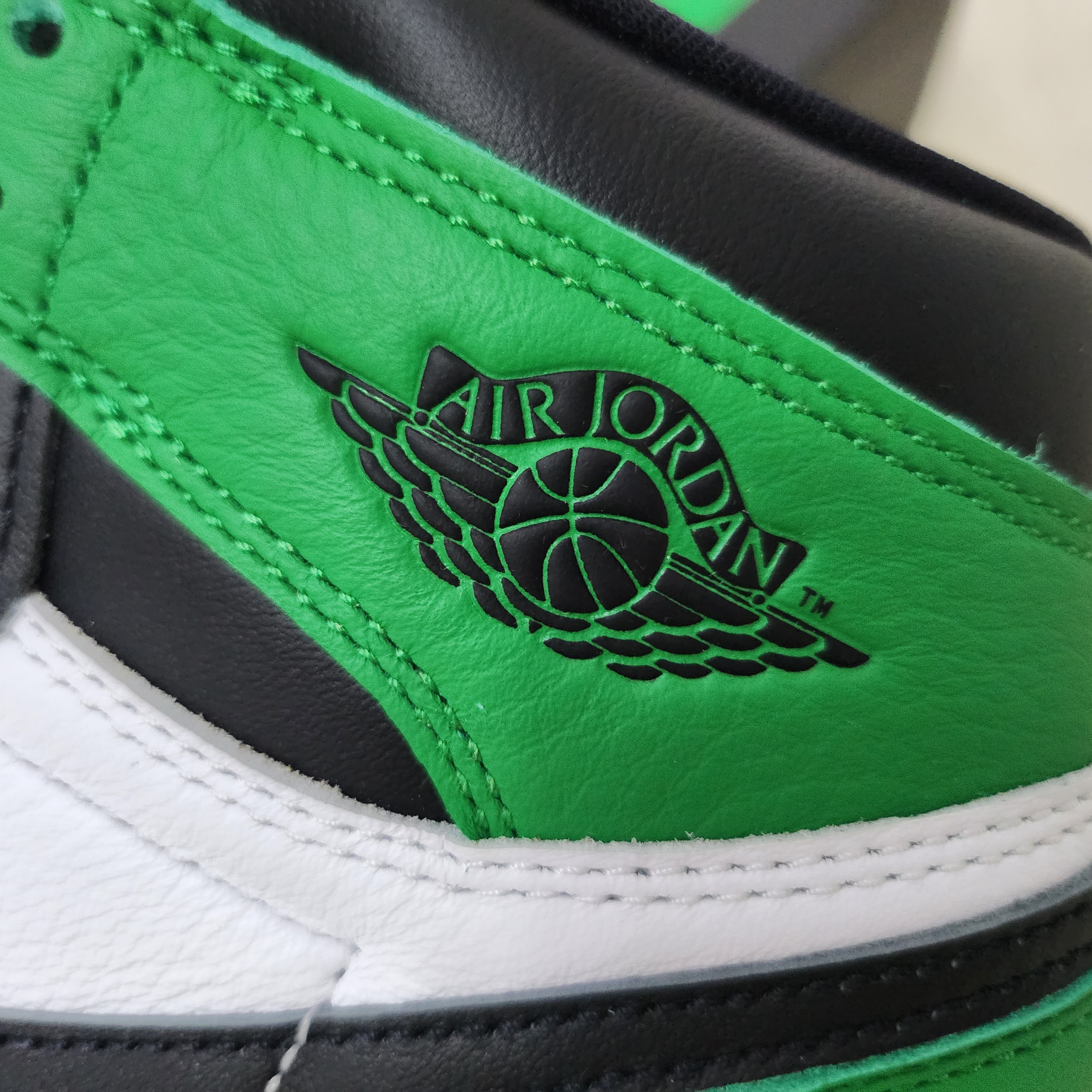 Jordan 1 Retro High OG Black and Lucky Green 착용 스타일 - 3