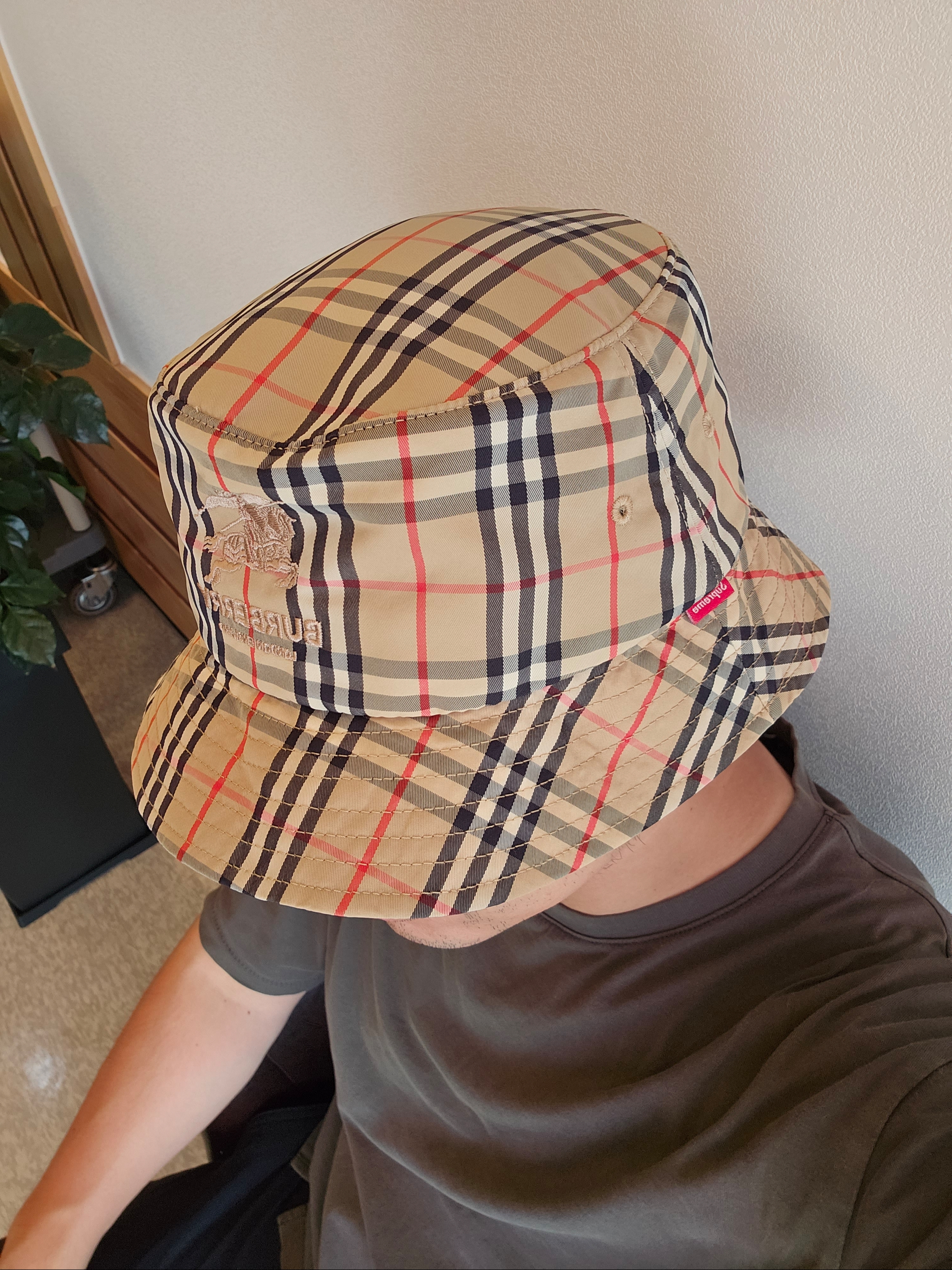Supreme x Burberry Crusher Beige - 22SS 착용 스타일
