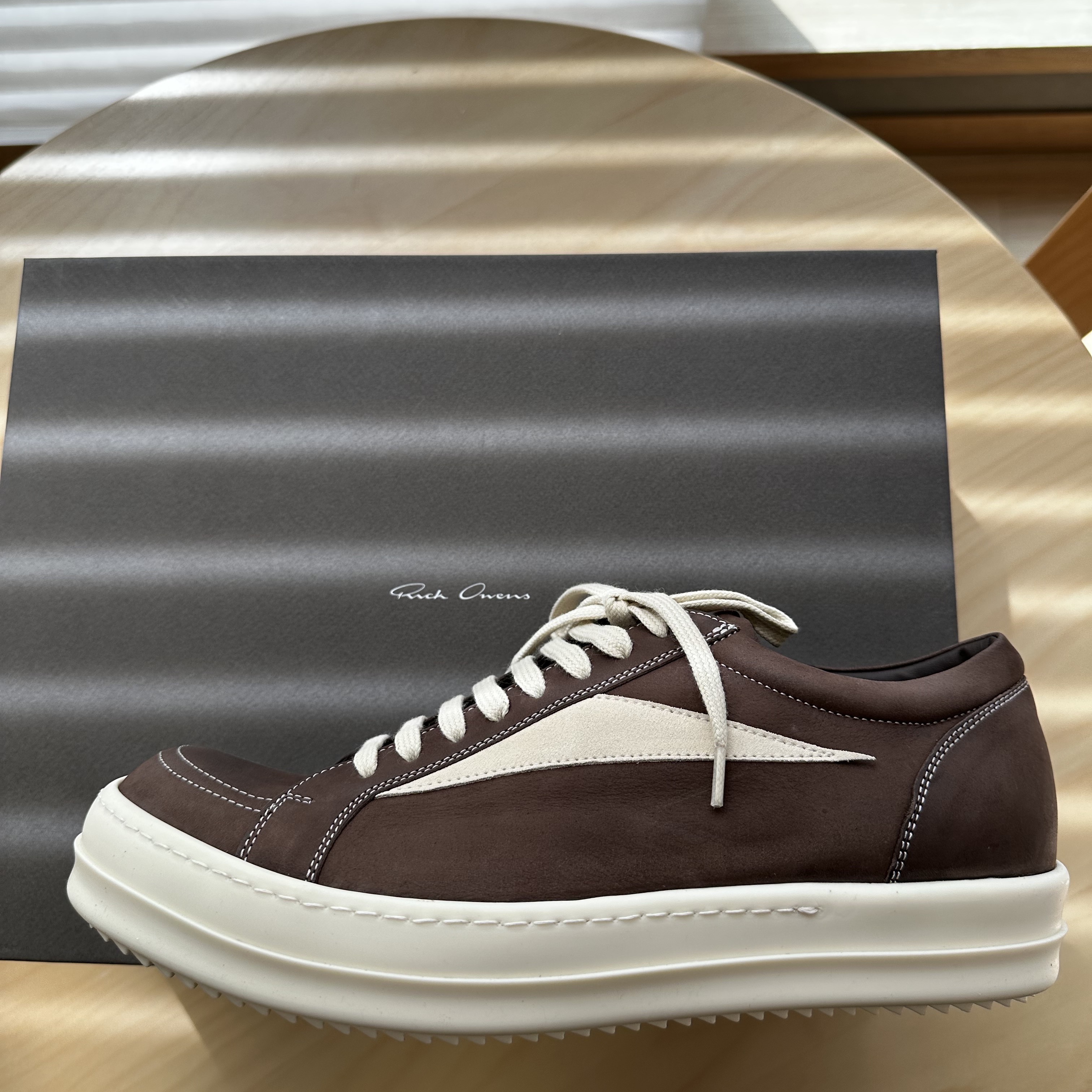 Rick Owens Luxor Suede Vintage Sneakers Brown 착용 스타일 - 4