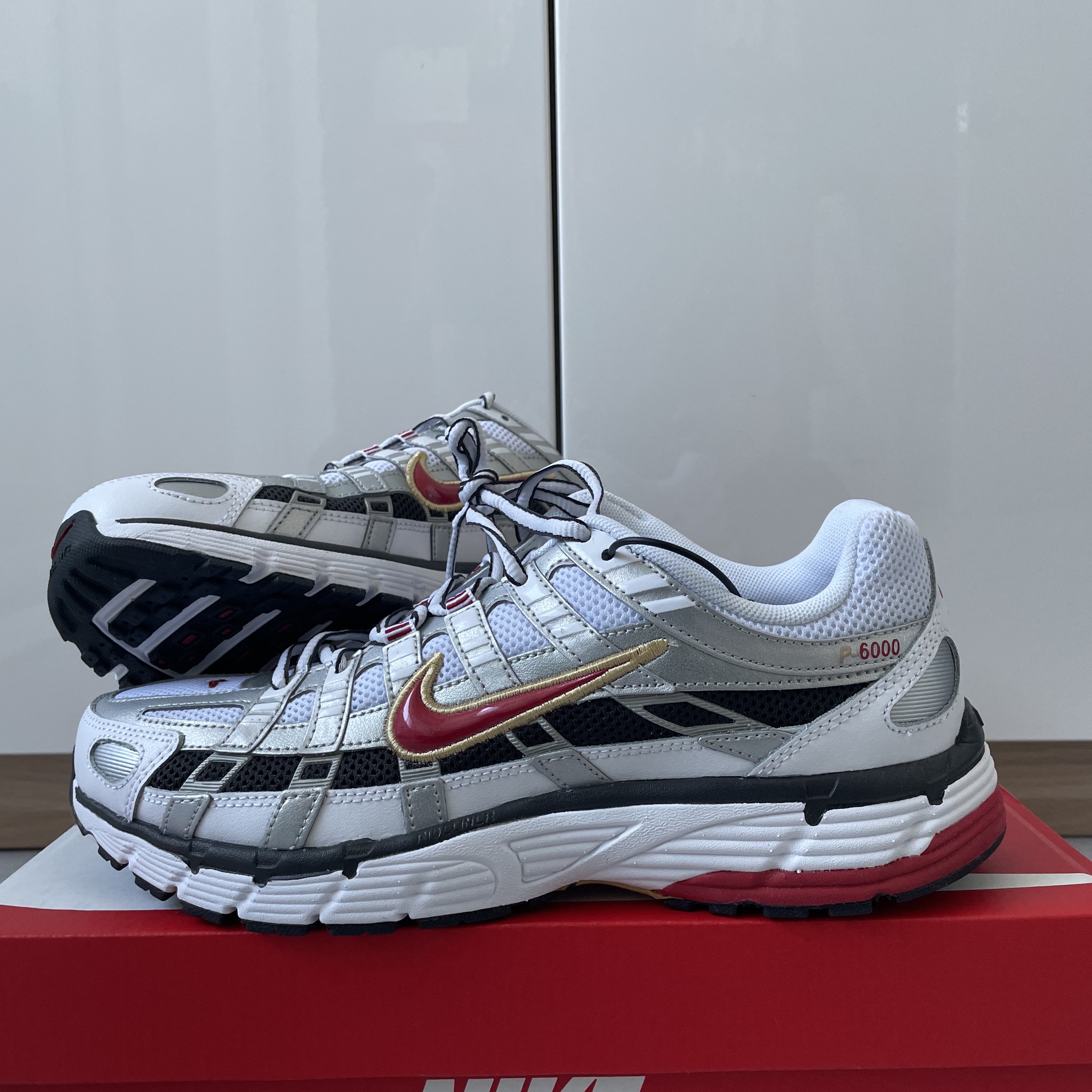 (W) Nike P-6000 Metallic Silver Red 착용 스타일 - 2