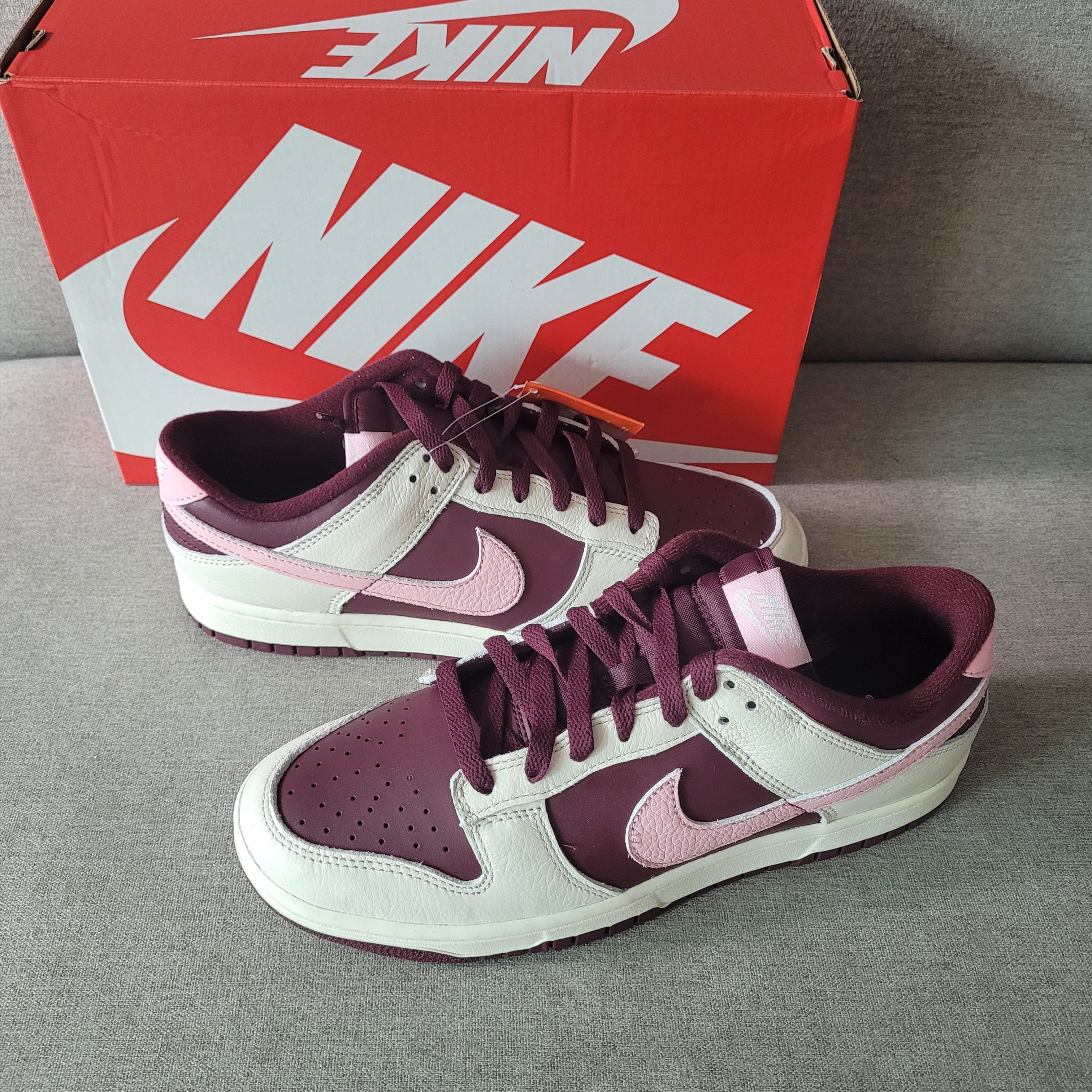 NIke Dunk Low Retro Night Maroon and Medium Soft Pink 착용 스타일
